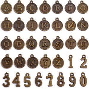 Aylifu Dijes redondos de letras 26 colgantes del alfabeto A-Z y 5 juegos (50 unidades) de números del 0 al 9 para hacer joyas, manualidades Aylifu Dijes redondos de letras 26 colgantes del alfabeto A-Z y 5 juegos (50 unidades) de números del 0 al 9 para hacer joyas, manualidades