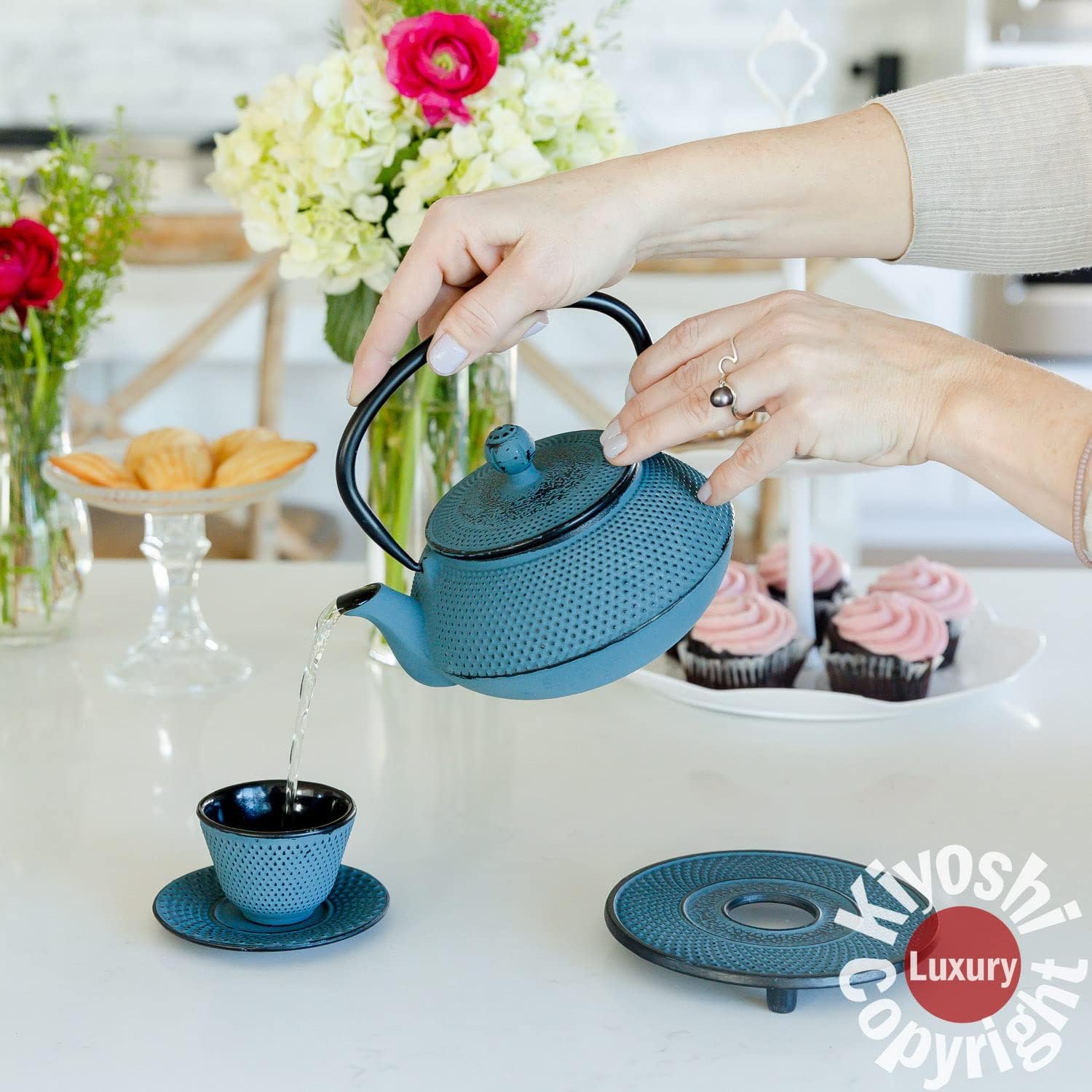 Juego de té japonés grande de 11 piezas “KONJOU Blue” Olla de té de hierro fundido de 26 onzas con 4 tazas de té (2 onzas cada una), 4 platillos,