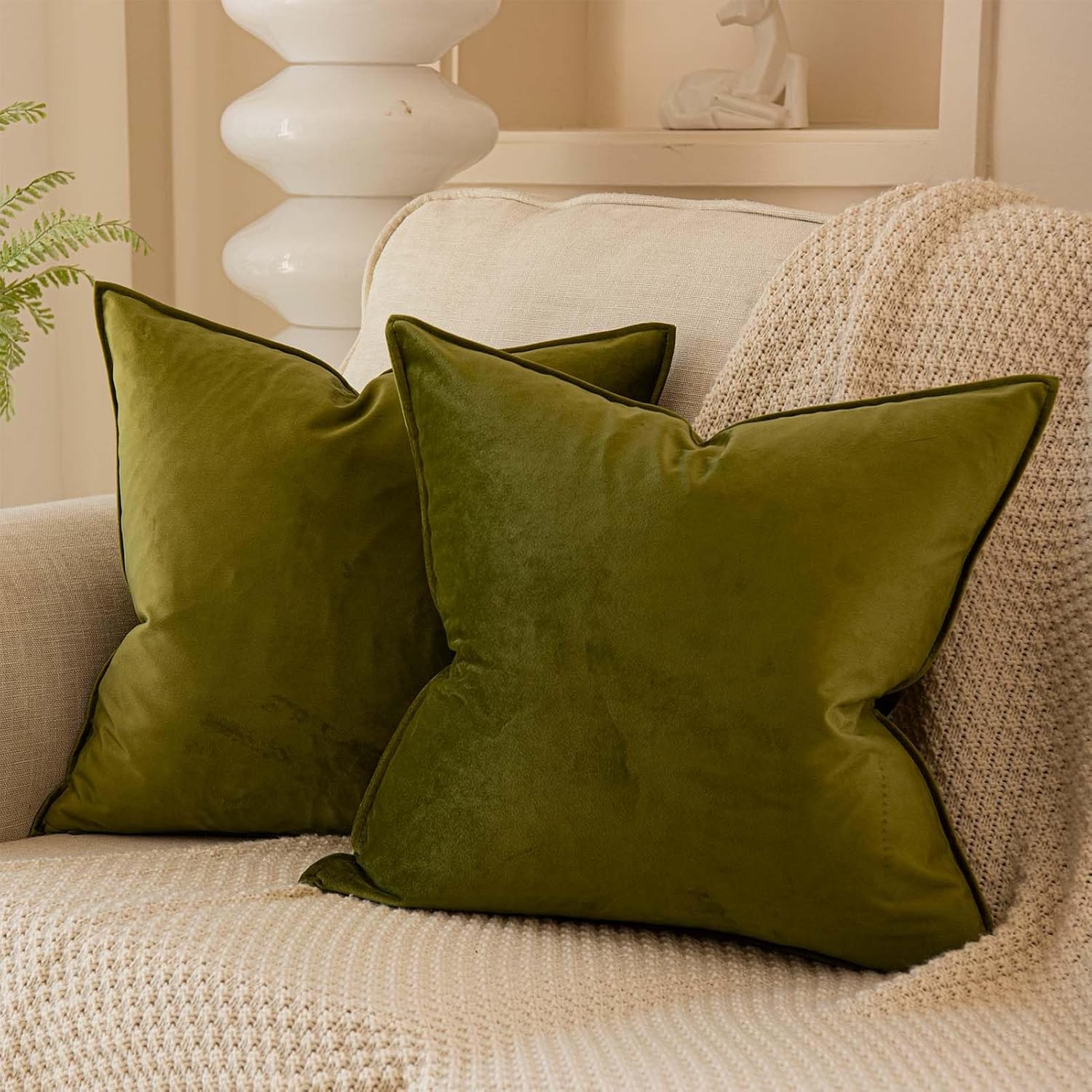 JUSPURBET Juego de 2 fundas de almohada decorativas de terciopelo verde oliva de 22 x 22 pulgadas, funda de cojín suave con cremallera invisible