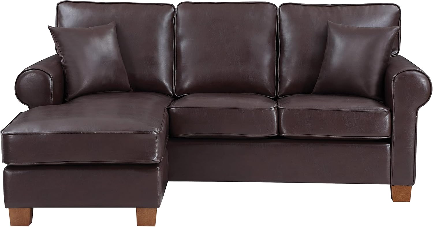 OSP Home Furnishings Rylee – Sofá seccional reversible con brazo enrollado con 2 almohadas y patas con acabado café, piel sintética de cacao