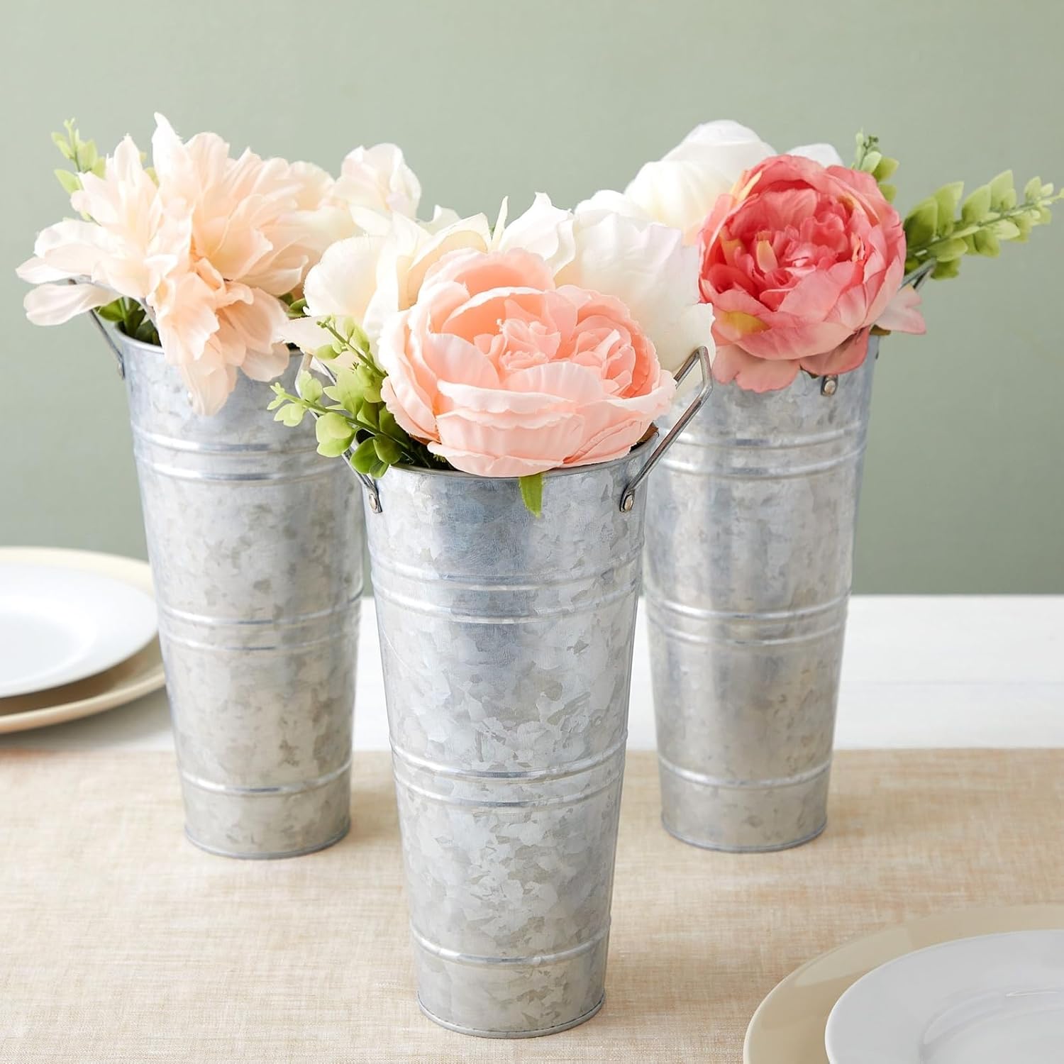 Farmlyn Creek Paquete de 4 cubos de flores galvanizados de 10 pulgadas con asas para decoración de granja de estilo rústico, jarrones de metal para