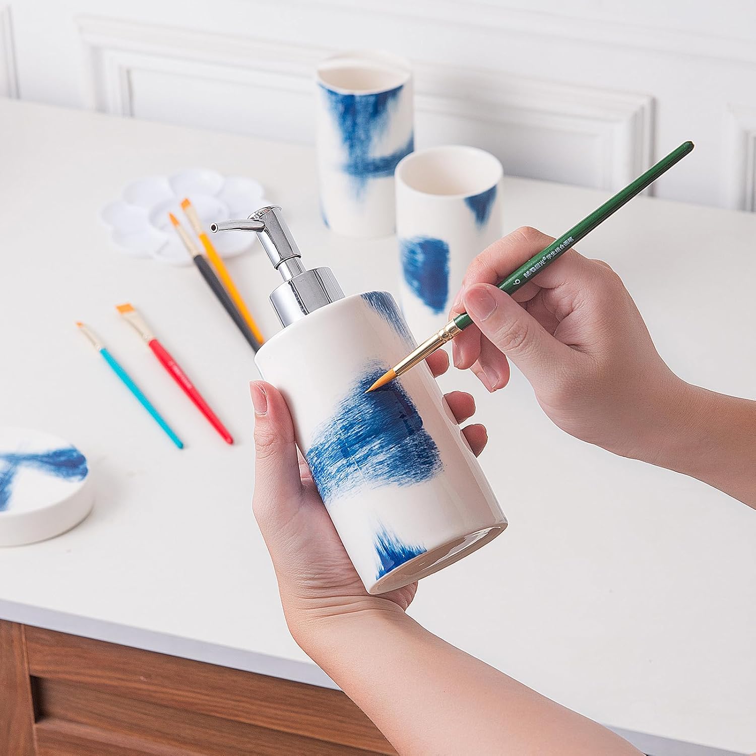 Juego de accesorios de baño azul y blanco  Juegos completos de accesorios de baño incluye dispensador de jabón, soporte para cepillo de dientes,