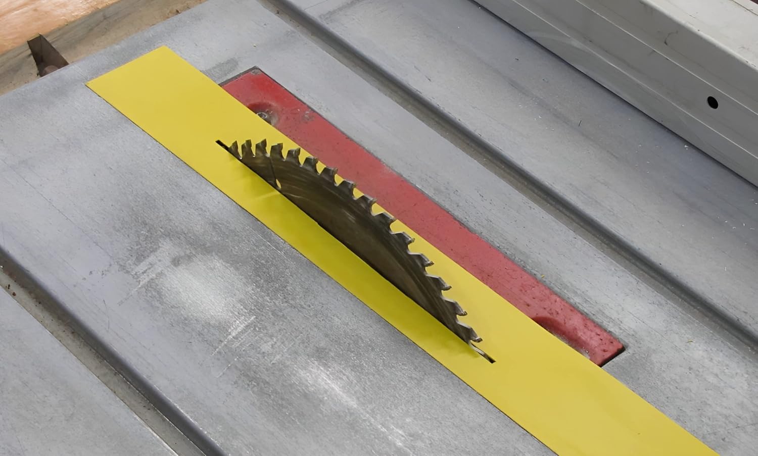 FastCap Cinta de cero espacio libre de 2 x 16 pulgadas, reducción de desgarro, herramienta de alineación perfecta para sierras ingletadorasde mesa,