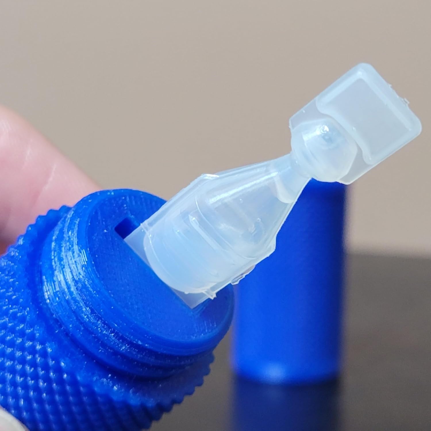 Soporte para viales de gotas para ojos y estuche de transporte de bolsillo  Capacidad para un (1) vial de colirio de un solo uso  Ideal para llevar
