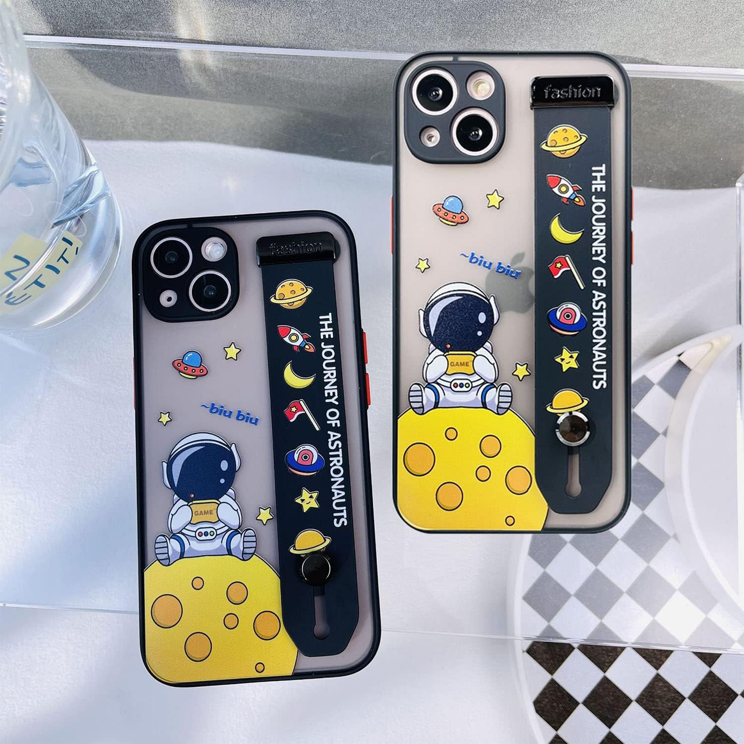 Funda con diseño espacial de astronauta para iPhone 13 Pro Max con soporte para correa de muñeca (viene con colgante), bonita funda de teléfono de