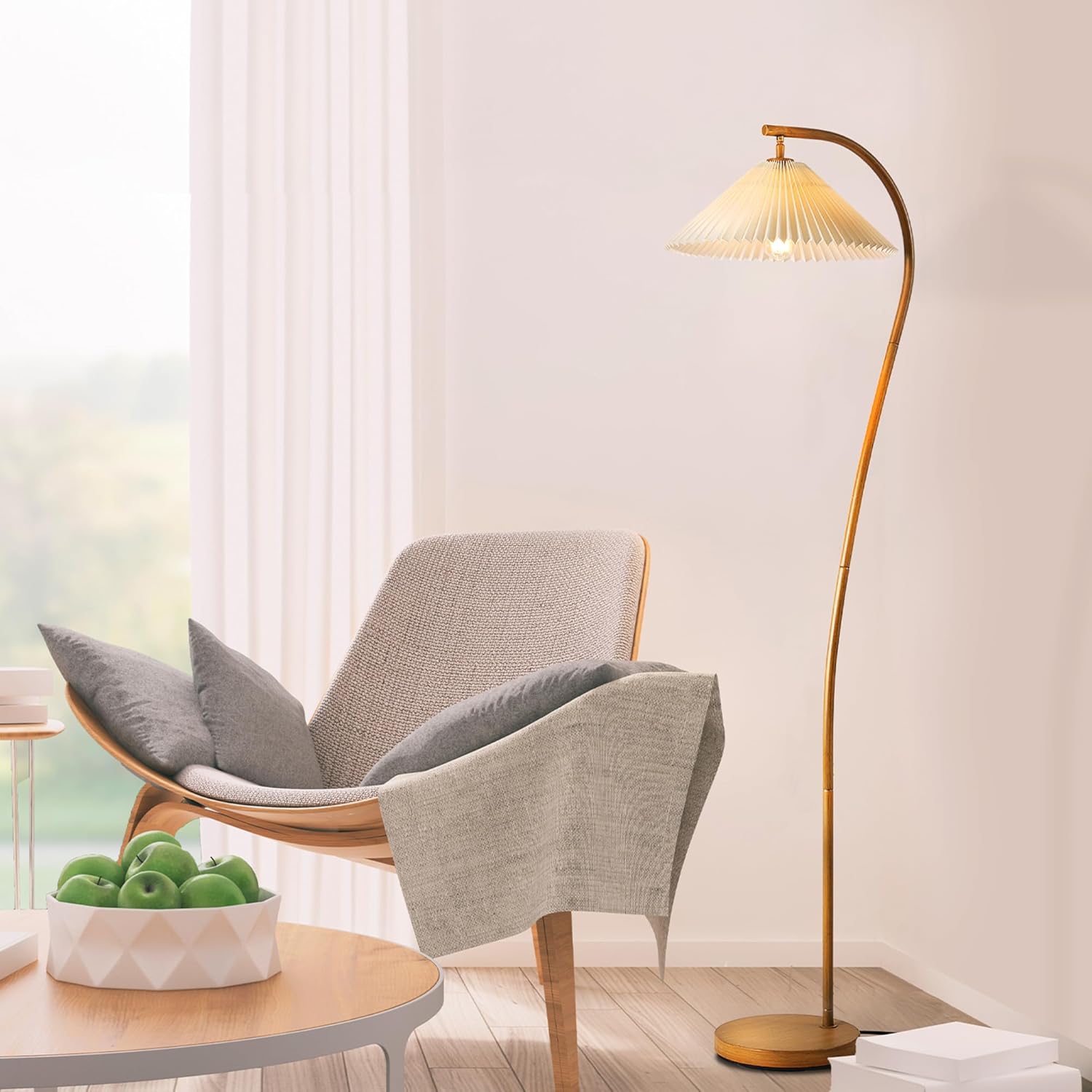 Globe Electric Novogratz x 61000043 Novogratz x Globe – Lámpara de pie de 62 pulgadas, acabado de madera sintética, pantalla de tela plisada blanca,
