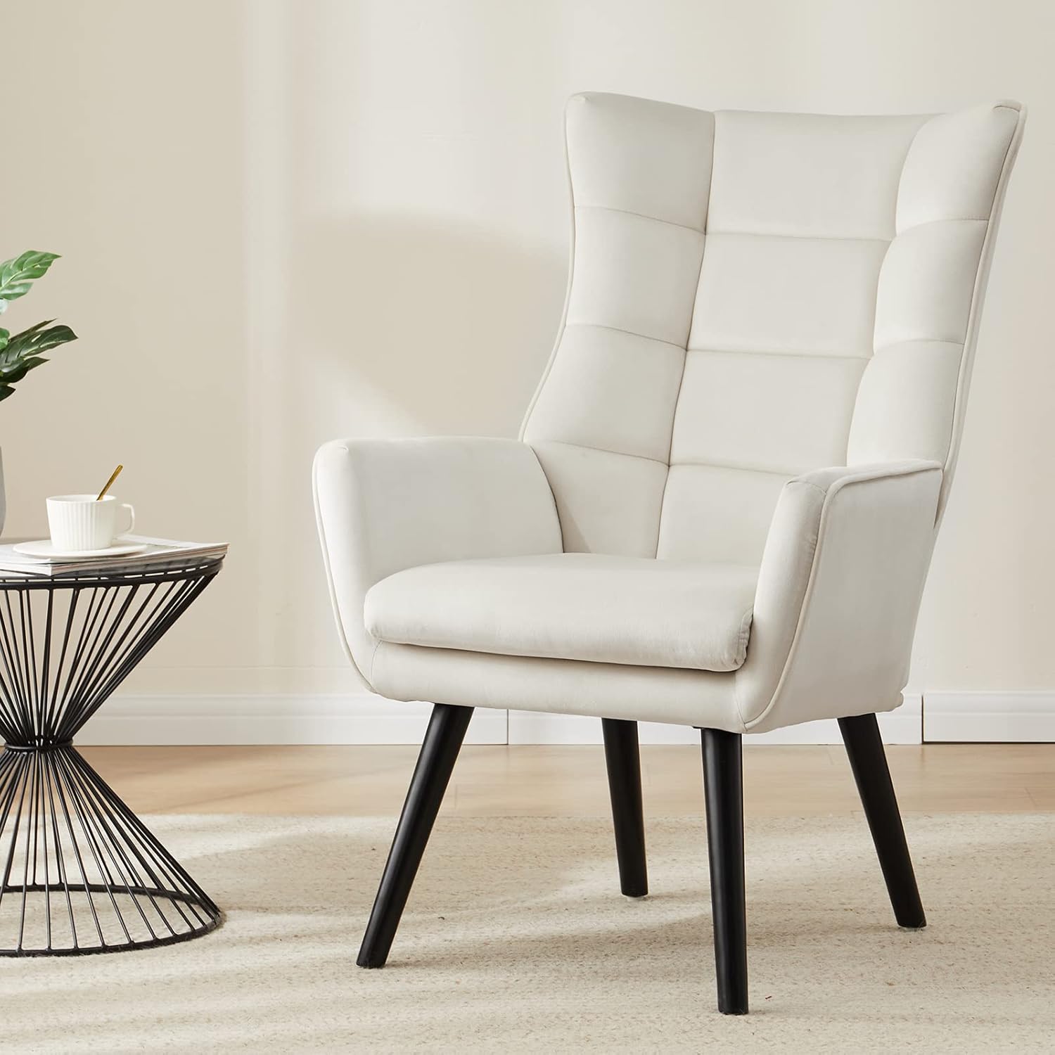 Silla decorativa color blanco crema, silla de terciopelo con respaldo de ala, a cuadros, cómoda silla copetuda con patas de madera, sofá individual