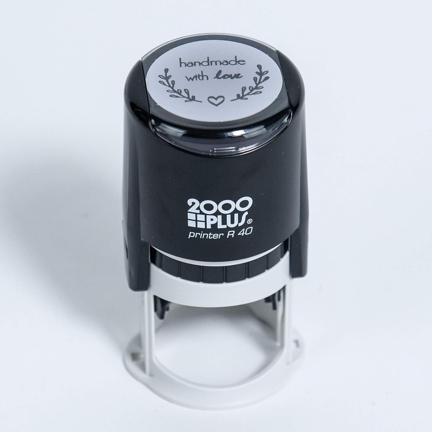 Sello redondo R40 hecho a mano con amor autoentintado con corazón y rama de oliva, 1 12 pulgadas de diámetro, tinta negra