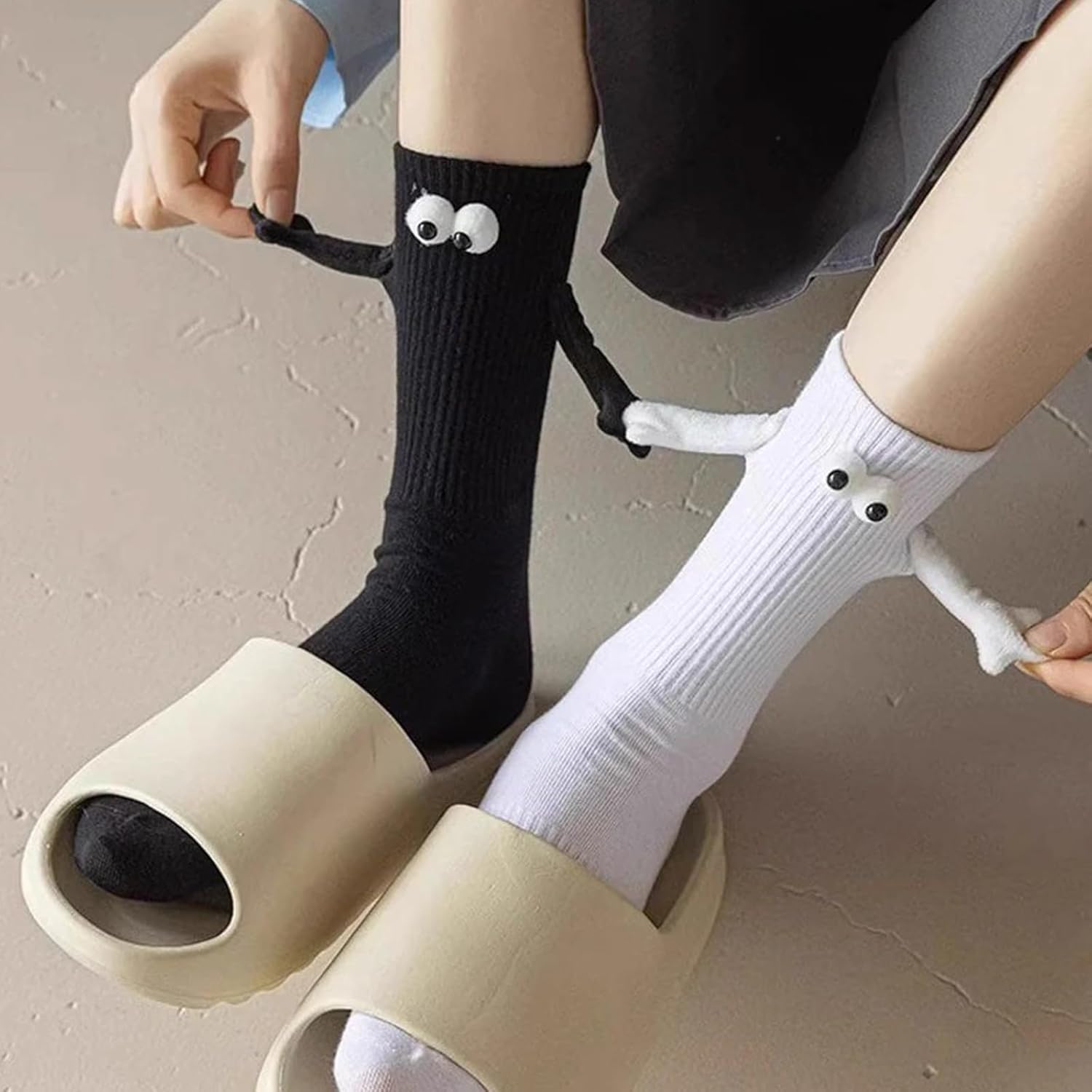 Tiantianka Calcetines para parejas tomados de la mano, calcetines de tubo medio con succión magnética 3D, unisex, divertidos para parejas,