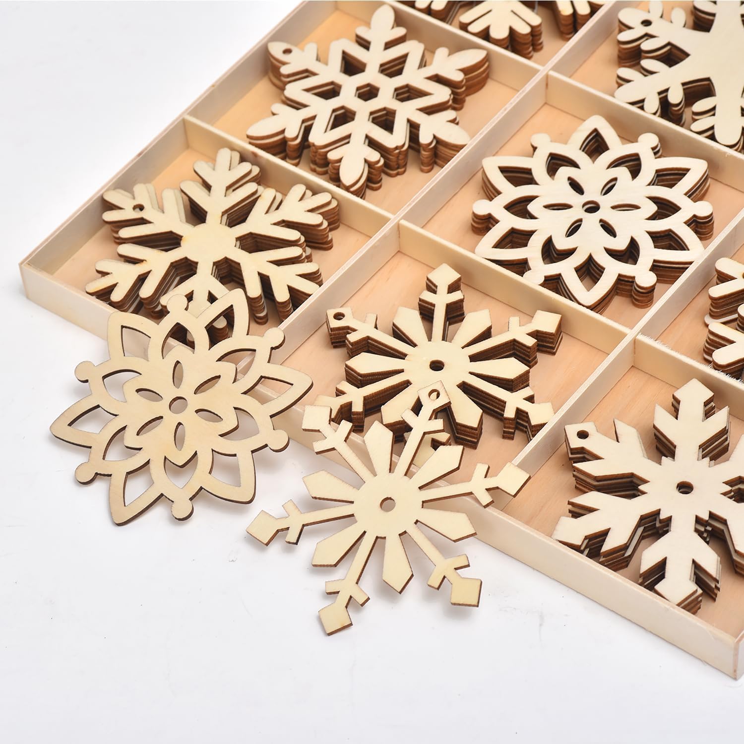 IDATOO Adornos de copo de nieve, 54 piezas de recortes de copos de nieve de madera sin terminar para decoraciones de Navidad, decoración de Navidad