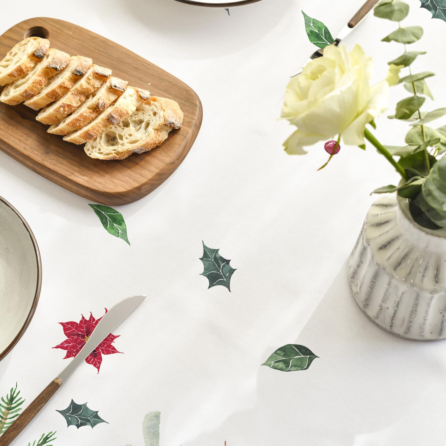 Horaldaily Mantel de Navidad redondo de 70 x 70 pulgadas, diseño de flor de pascua de eucalipto, lavable, para fiesta, picnic, cena, decoración