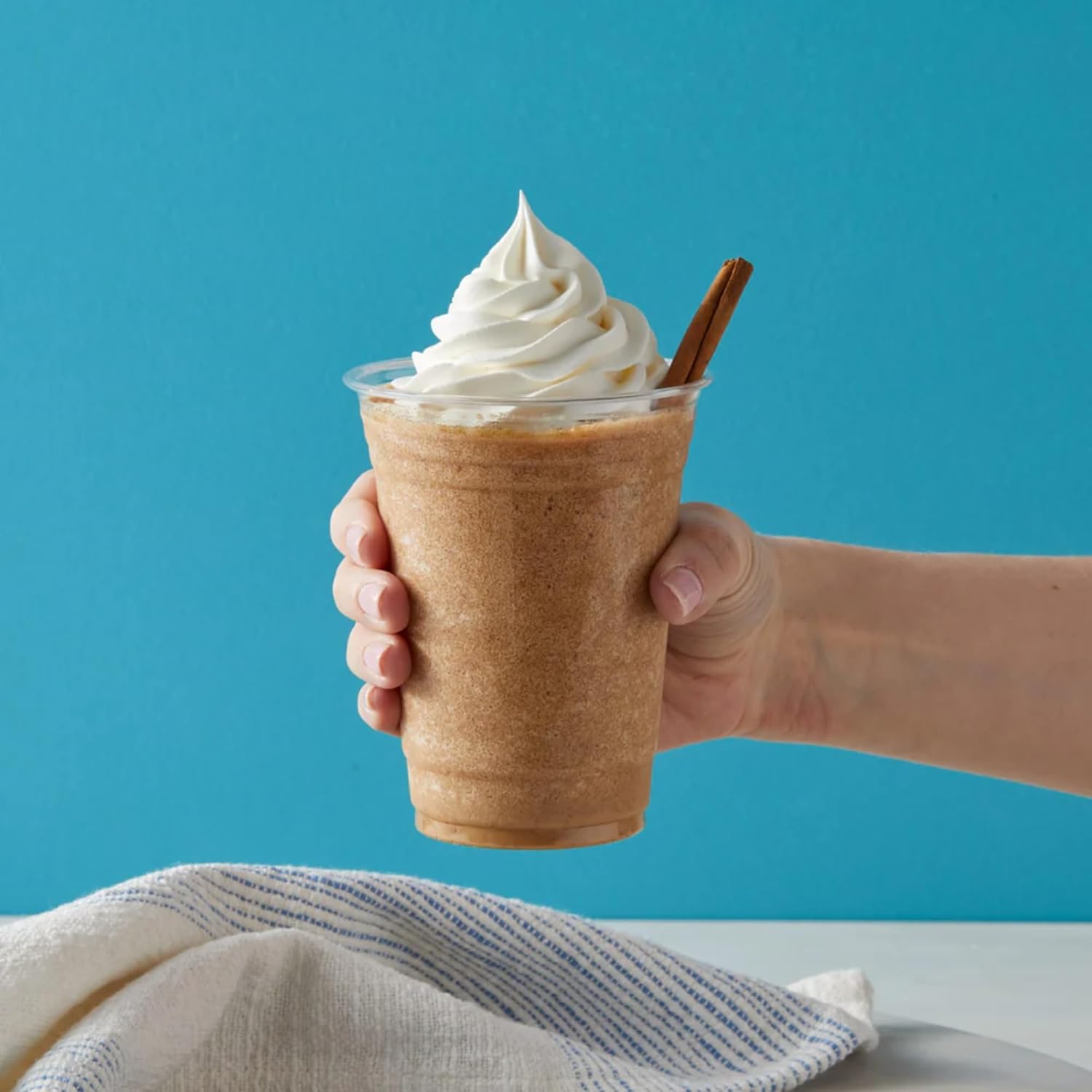 Big Train Chai Tea Latte – Mezcla de bebida variada (paquete de 2) recipientes de 1.9 libras, vainilla chai y chai especiado con cucharas giratorias