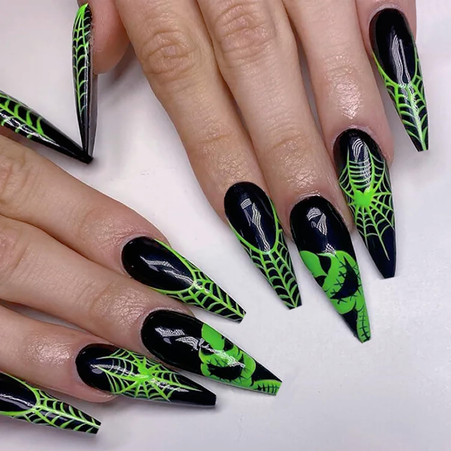 Uñas a presión de Halloween, medianas con diseño de telaraña de monstruo verde, uñas acrílicas artificiales de cobertura completa, uñas de ataúd