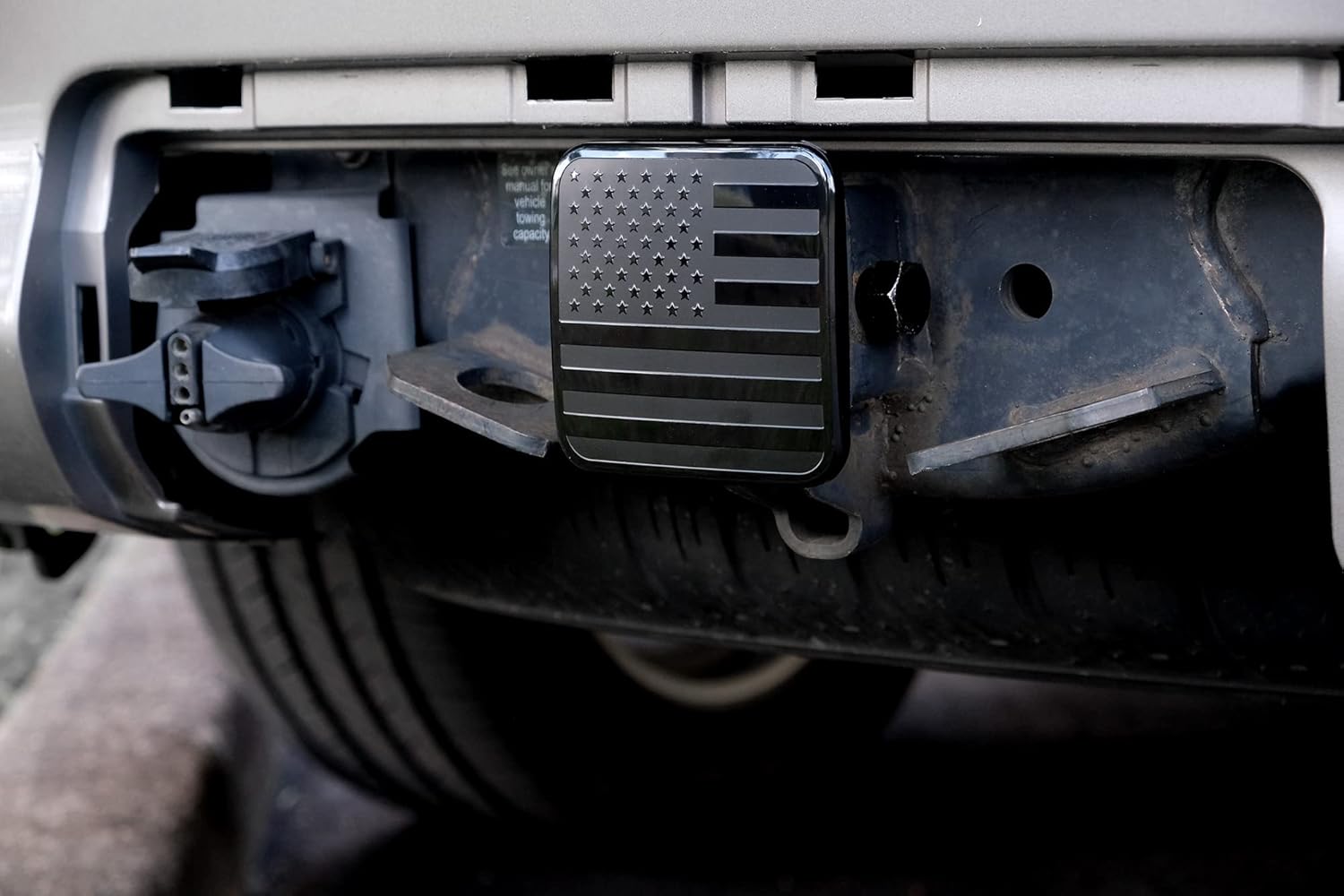 eVerHitch Tapón de enganche de remolque de 2 pulgadas con bandera negra americana de metal, apto para cualquier receptor de enganche de 2 pulgadas