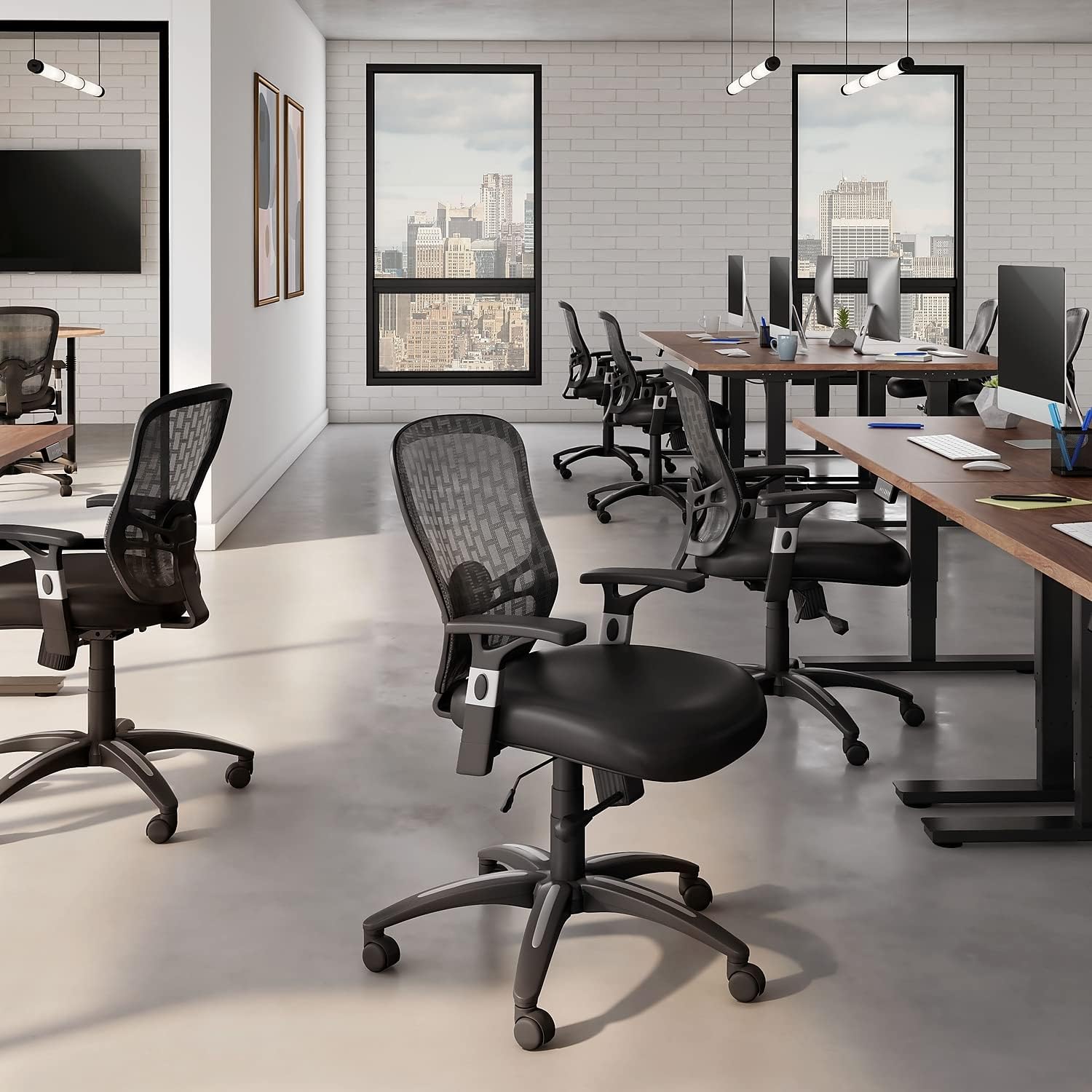 STAPLES Corvair Luxura – Silla de escritorio y computadora de piel sintética con respaldo de malla, color negro, paquete de 2 (59455-CVS)