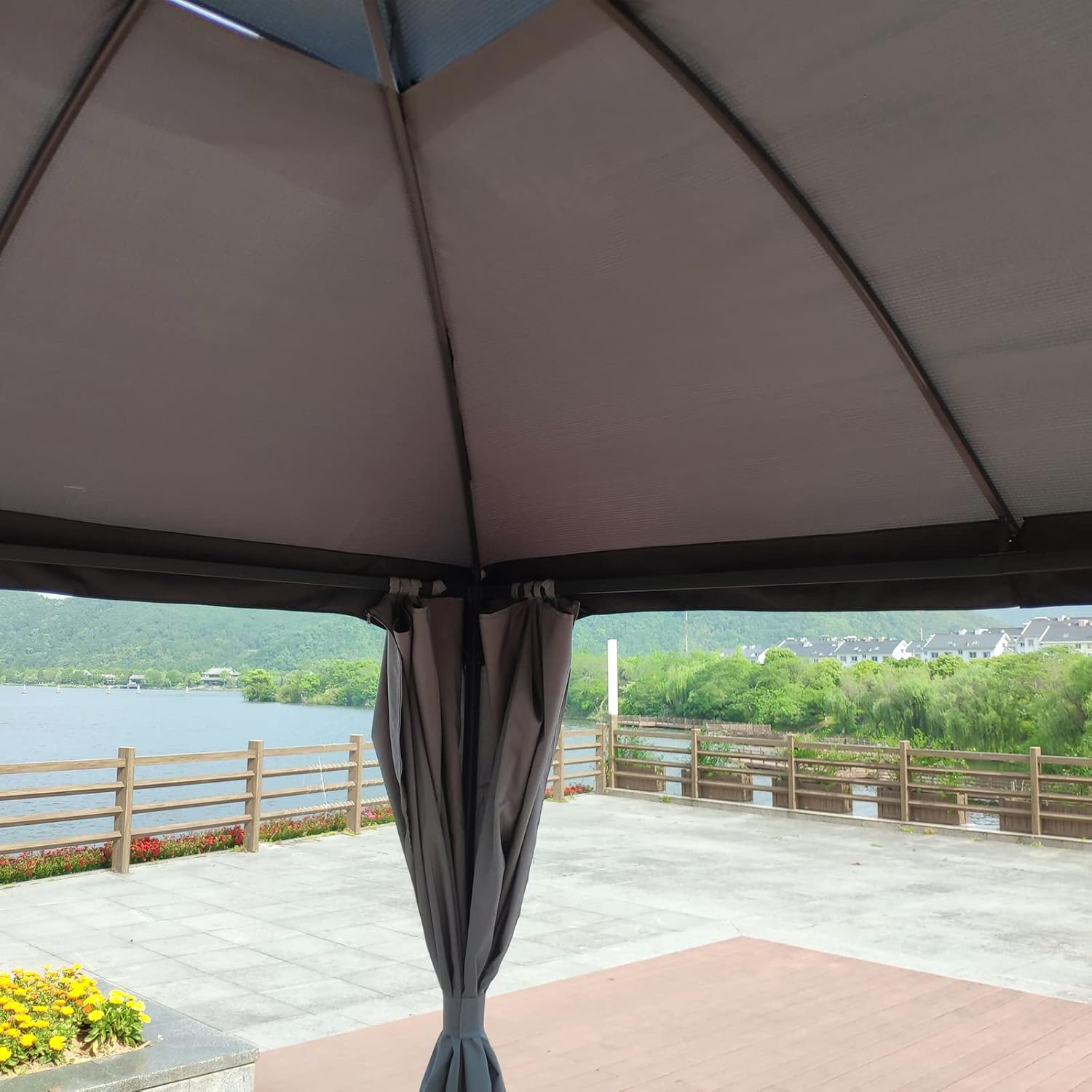 Gazebo de techo rígido de 10 x 10 pies, cenador de techo doble con redes, marco de acero para exteriores, rayas verticales, techo permanente para
