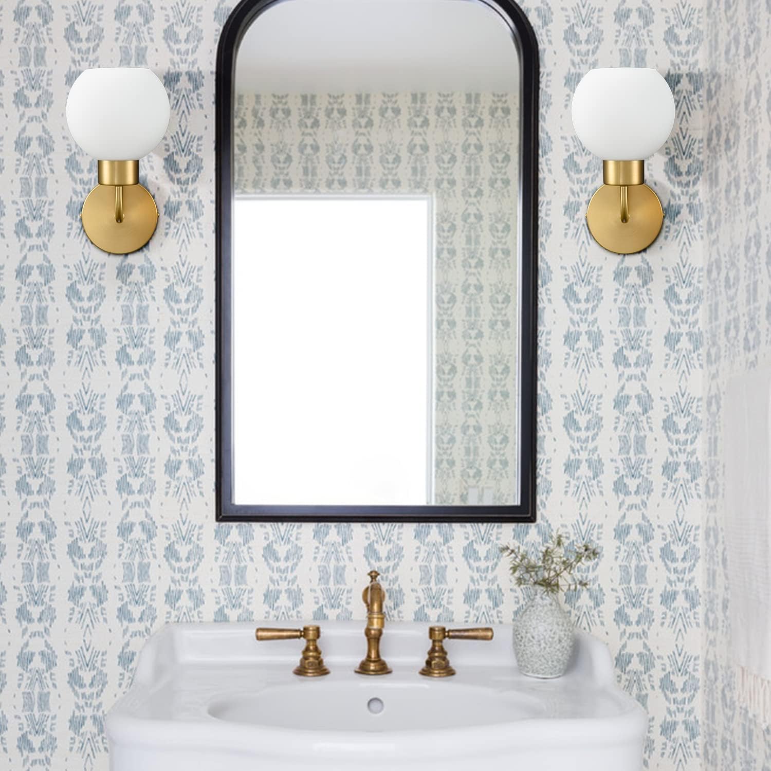 Moderno aplique de pared de baño dorado con globo de cristal de ópalo para baño y dormitorio, juego de 2