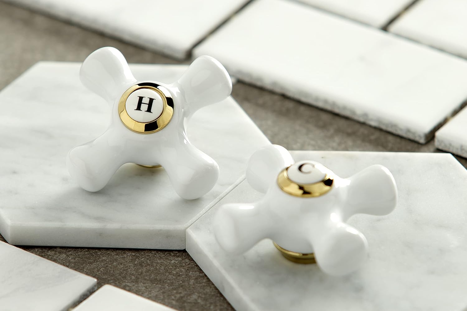 Kingston Brass KB1972PX Heritage Grifo de lavabo generalizado con mango cruzado de porcelana, latón pulido