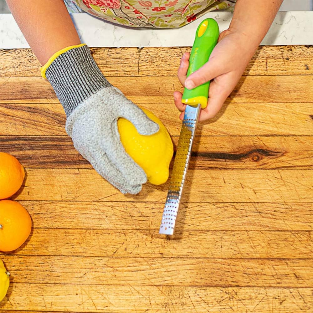 Microplane Juego de regalo de cocina para niños, guante protector resistente a los cortes y rallador de picadura