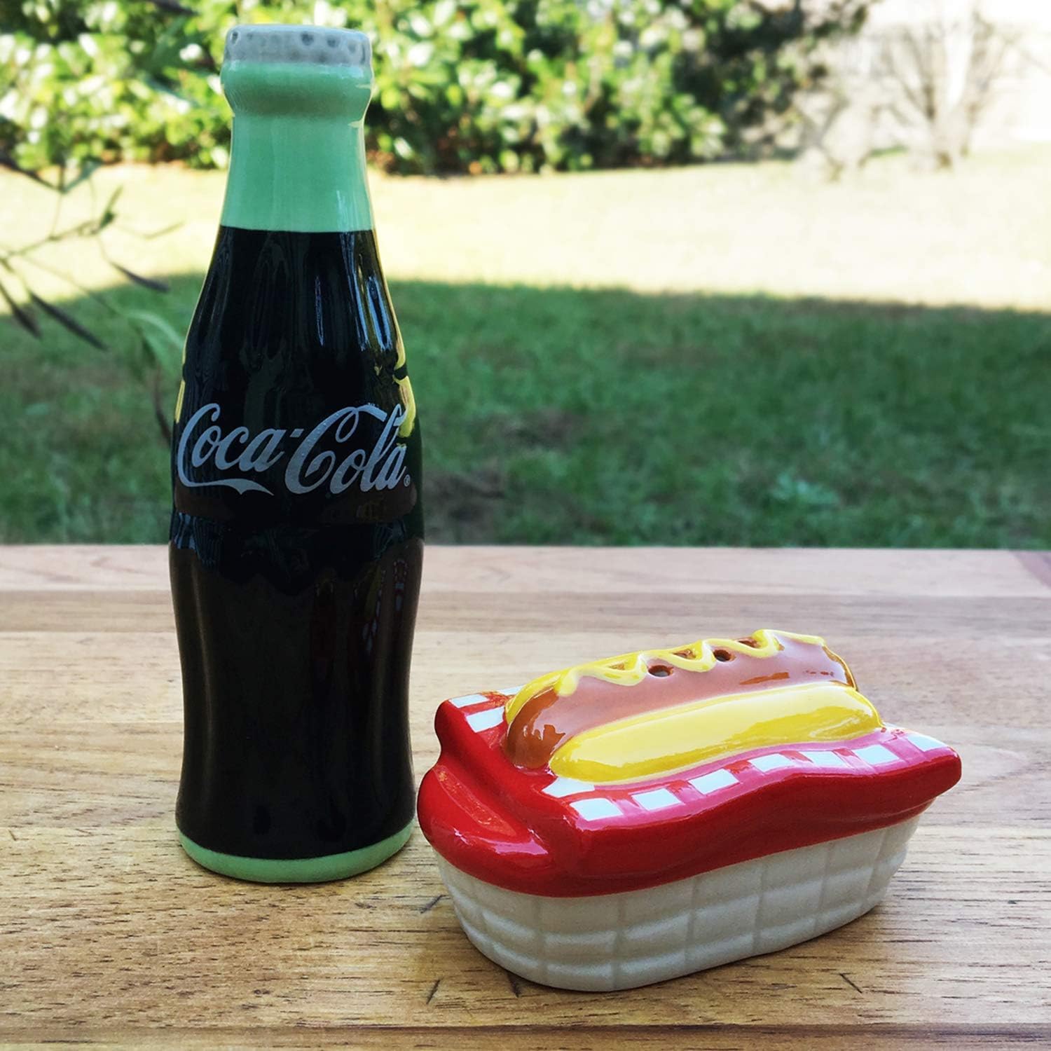 Coca-Cola – Juego de salero y pimentero de cerámica para perros calientes y botella de contorno, tamaño único, multicolor
