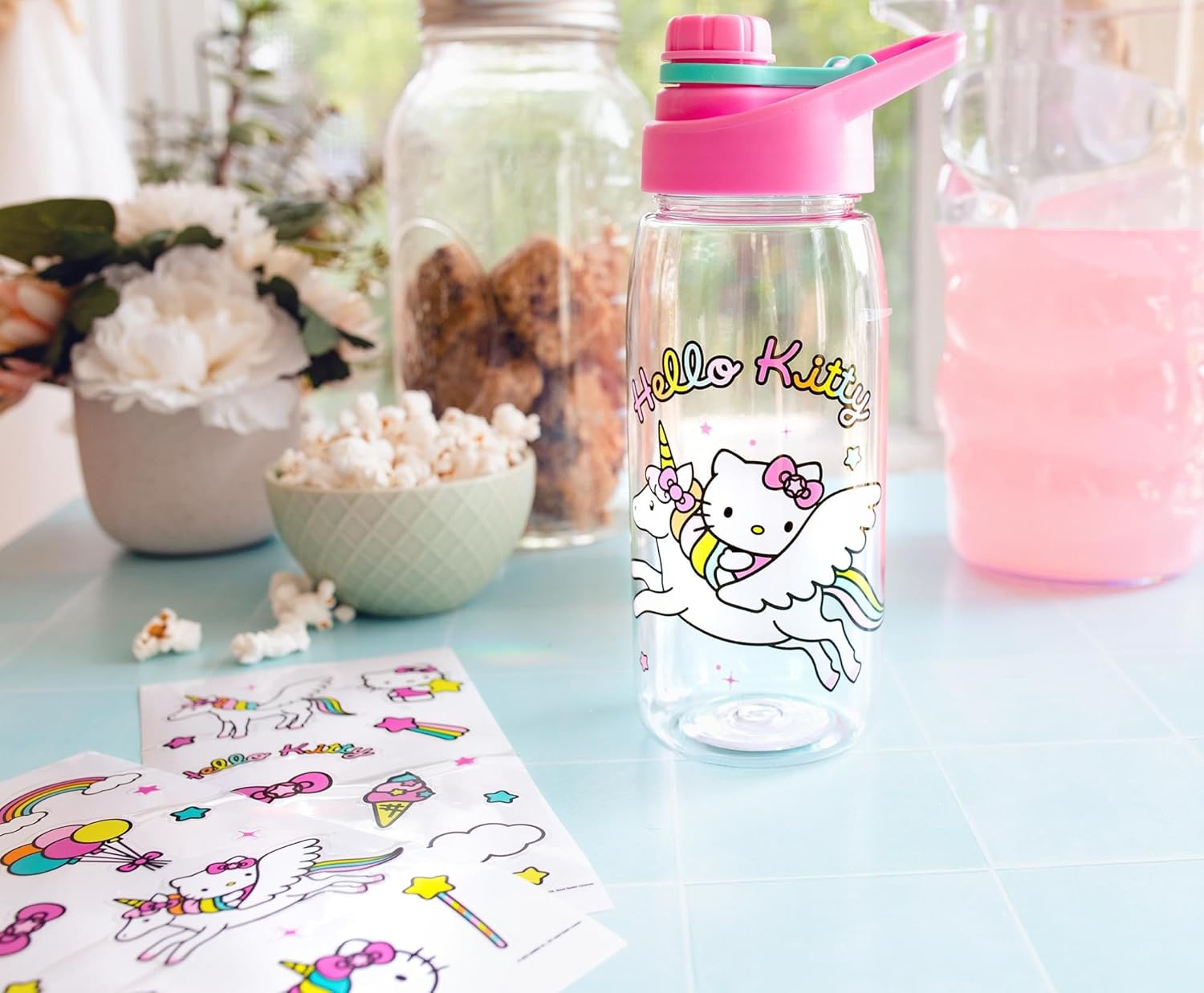 Sanrio Hello Kitty Unicorn Twist Spout – Juego de jarra de agua de plástico y calcomanías para personalizar  Capacidad para 20 onzas