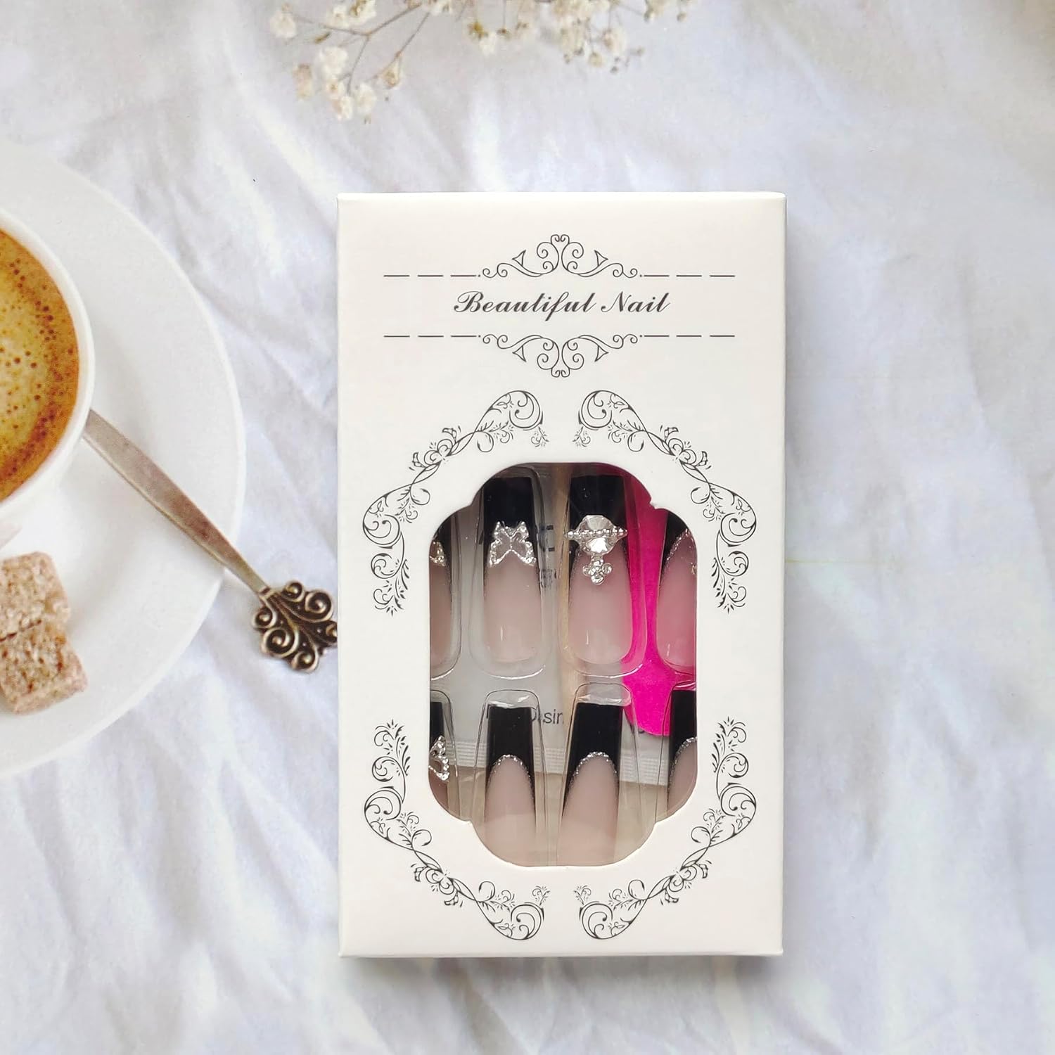 Uñas largas a presión con punta francesa, uñas postizas con dije de diamantes de imitación, uñas largas con diseños de mariposa y planetas, uñas