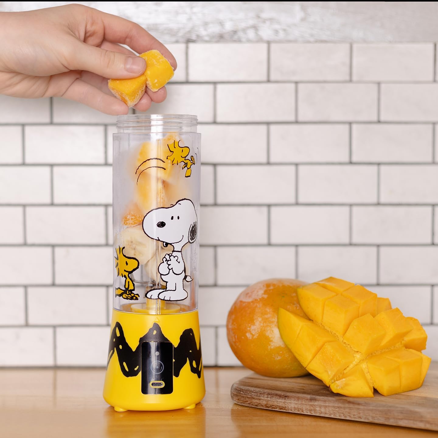 Uncanny Brands Peanuts Snoopy & Woodstock Licuadora portátil recargable por USB