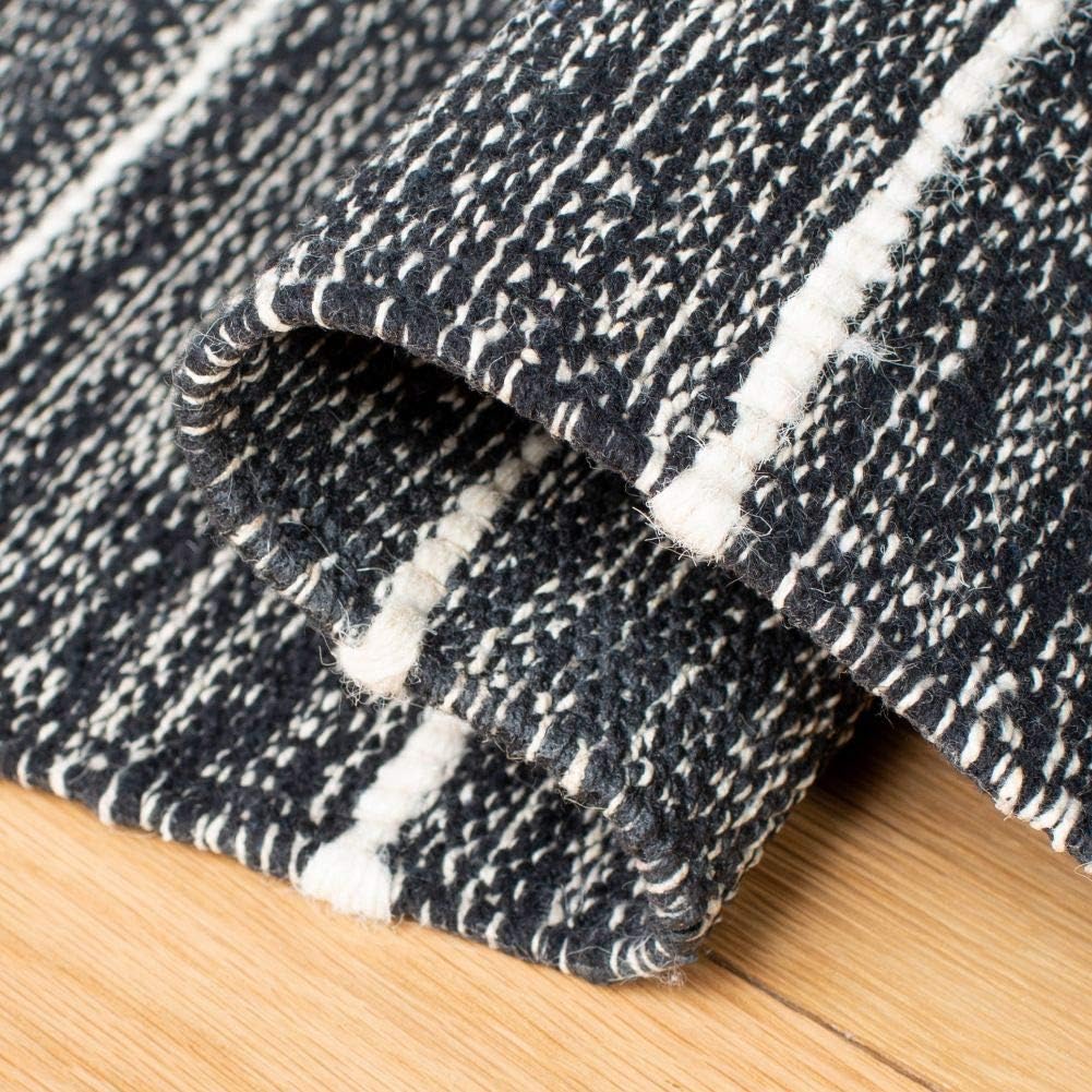 SAFAVIEH Striped Kilim Collection STK509Z – Alfombra de algodón de tejido plano hecho a mano de 4 x 6 pies, color negromarfil
