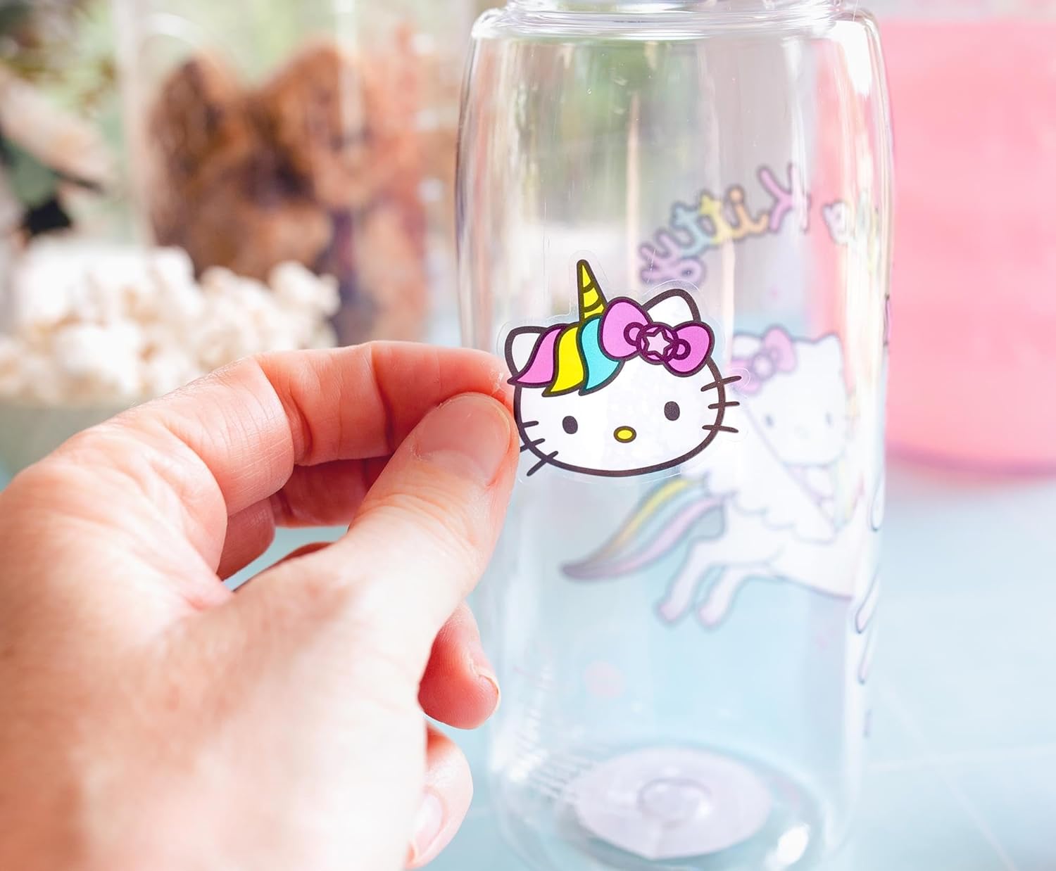 Sanrio Hello Kitty Unicorn Twist Spout – Juego de jarra de agua de plástico y calcomanías para personalizar  Capacidad para 20 onzas