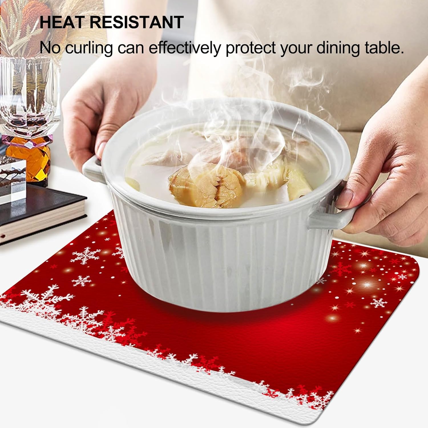 LNOND Juego de 4 manteles individuales y posavasos rojos, tapetes de mesa de cocina con copos de nieve navideños, resistentes al calor en invierno,