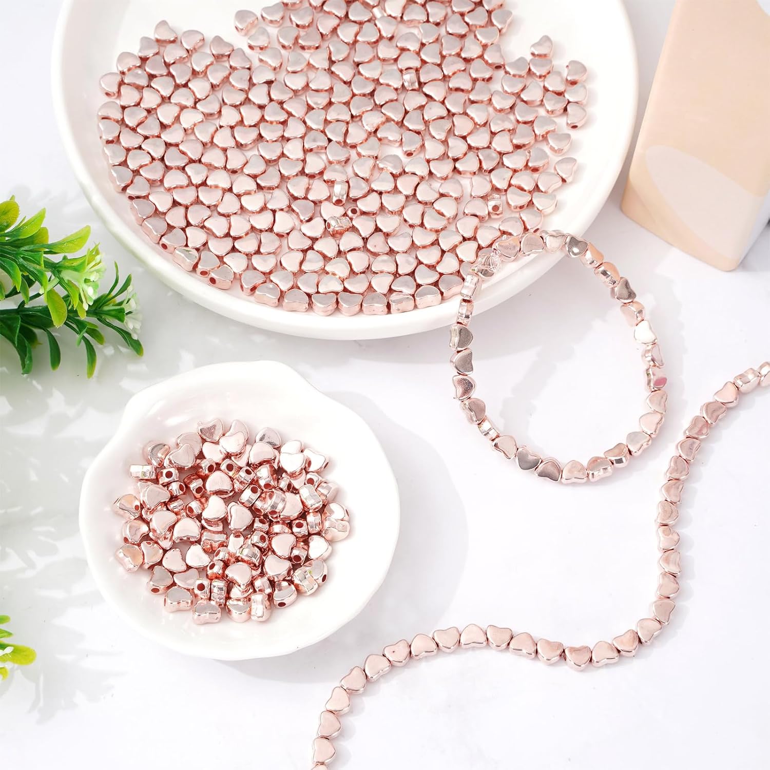 Whaline 600 cuentas de corazón acrílicas de oro rosa con forma de corazón, cuentas espaciadoras para el día de San Valentín con cuerda elástica para