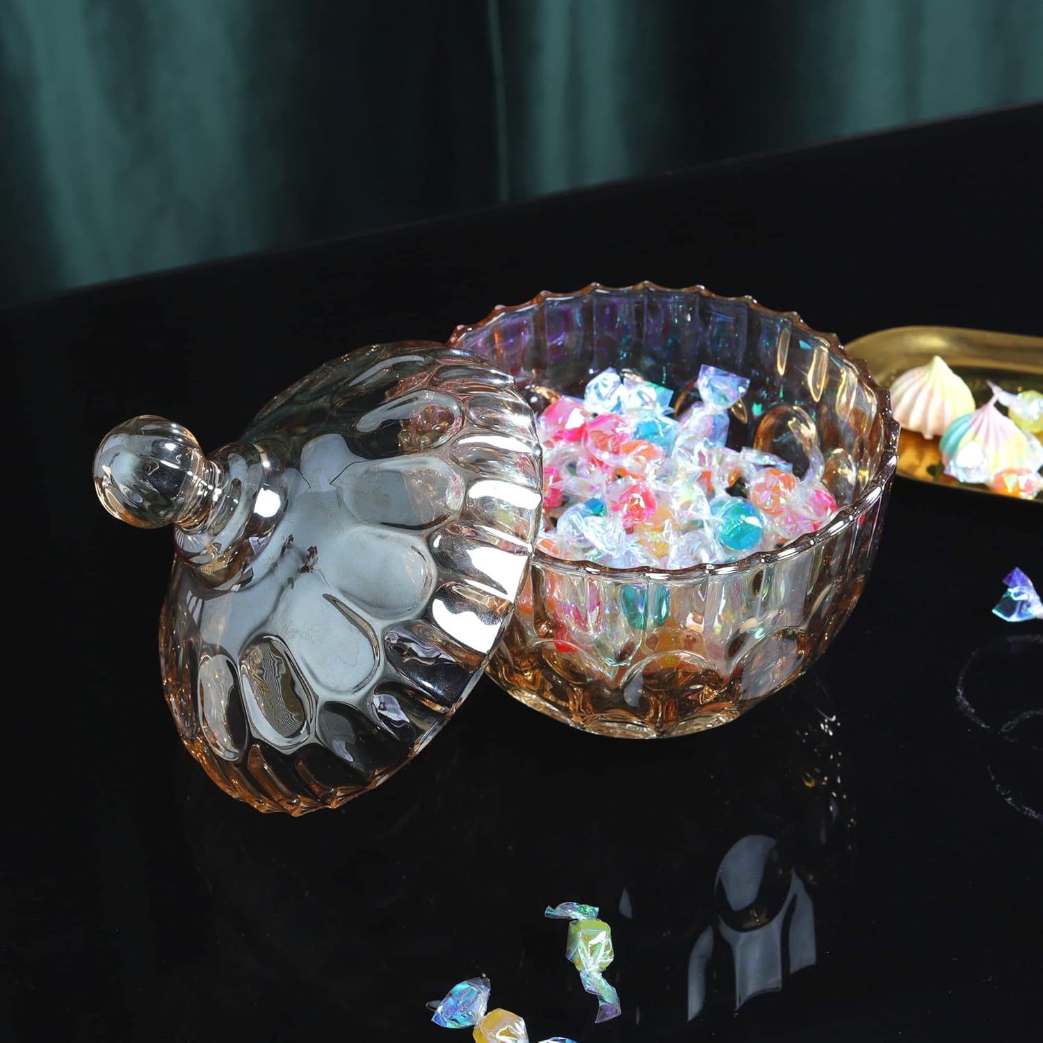 Joeyan Plato de cristal ámbar para dulces con tapa, tarro grande cubierto de vidrio, cuenco decorativo para dulces, recipiente de vidrio en relieve