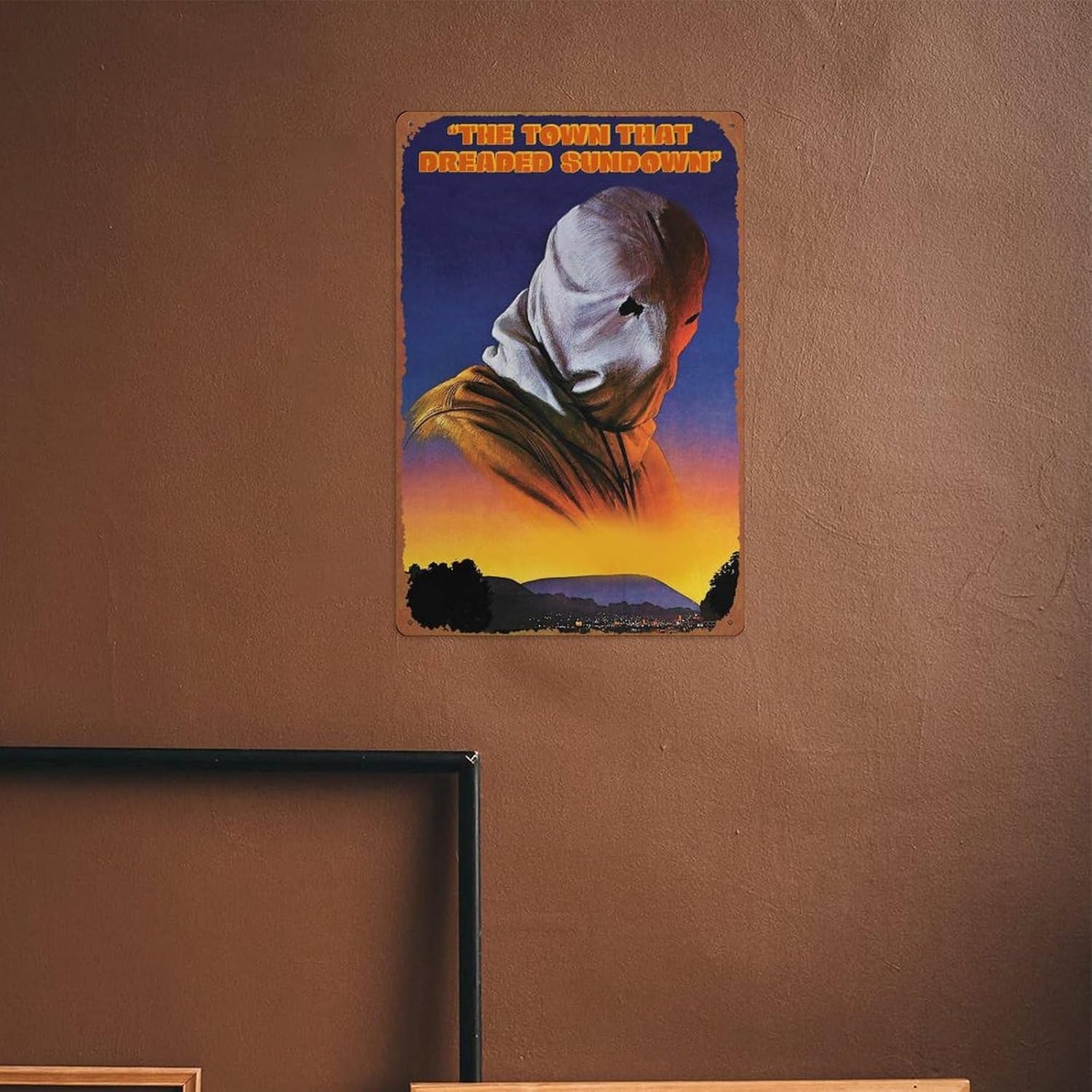 Letrero de metal con texto en inglés The Town That Dreaded Sundown (La ciudad que temía el atardecer) de metal para decoración de pared para sala de