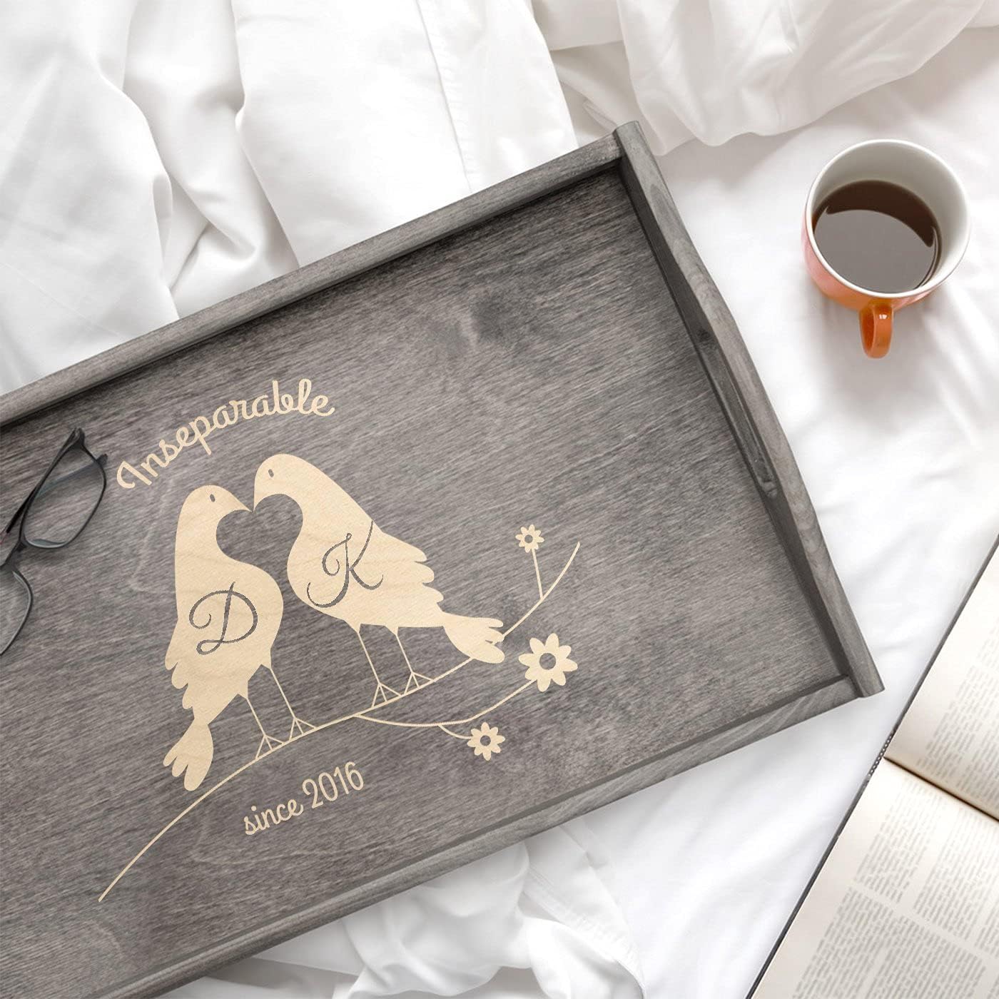 Maverton Bandeja de cama personalizada para parejas, bandeja grabada para servir para bodas, mesa de desayuno de madera para parejas, bandeja gris