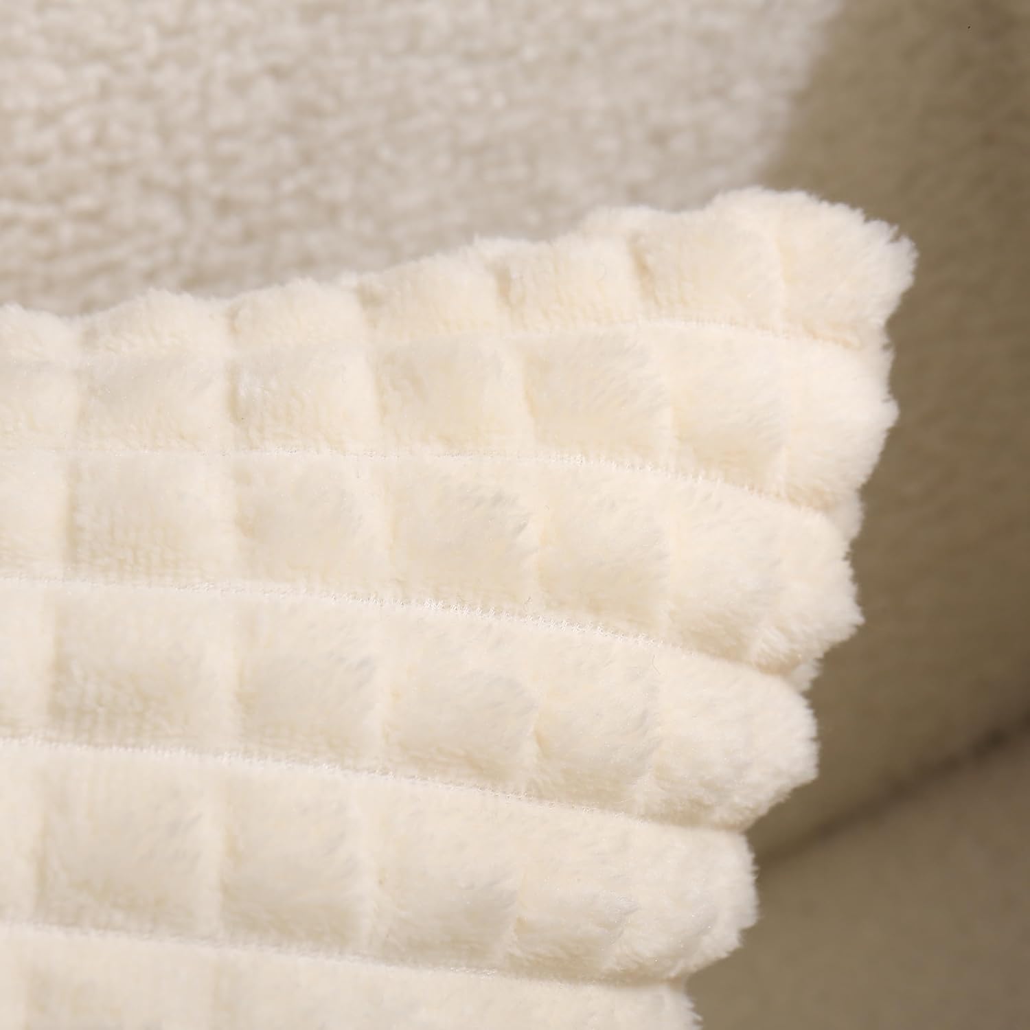 Puncuntex Juego de 2 fundas de almohada decorativas de color blanco crema de 18 x 18 pulgadas, fundas de almohada de franela de felpa súper suave,