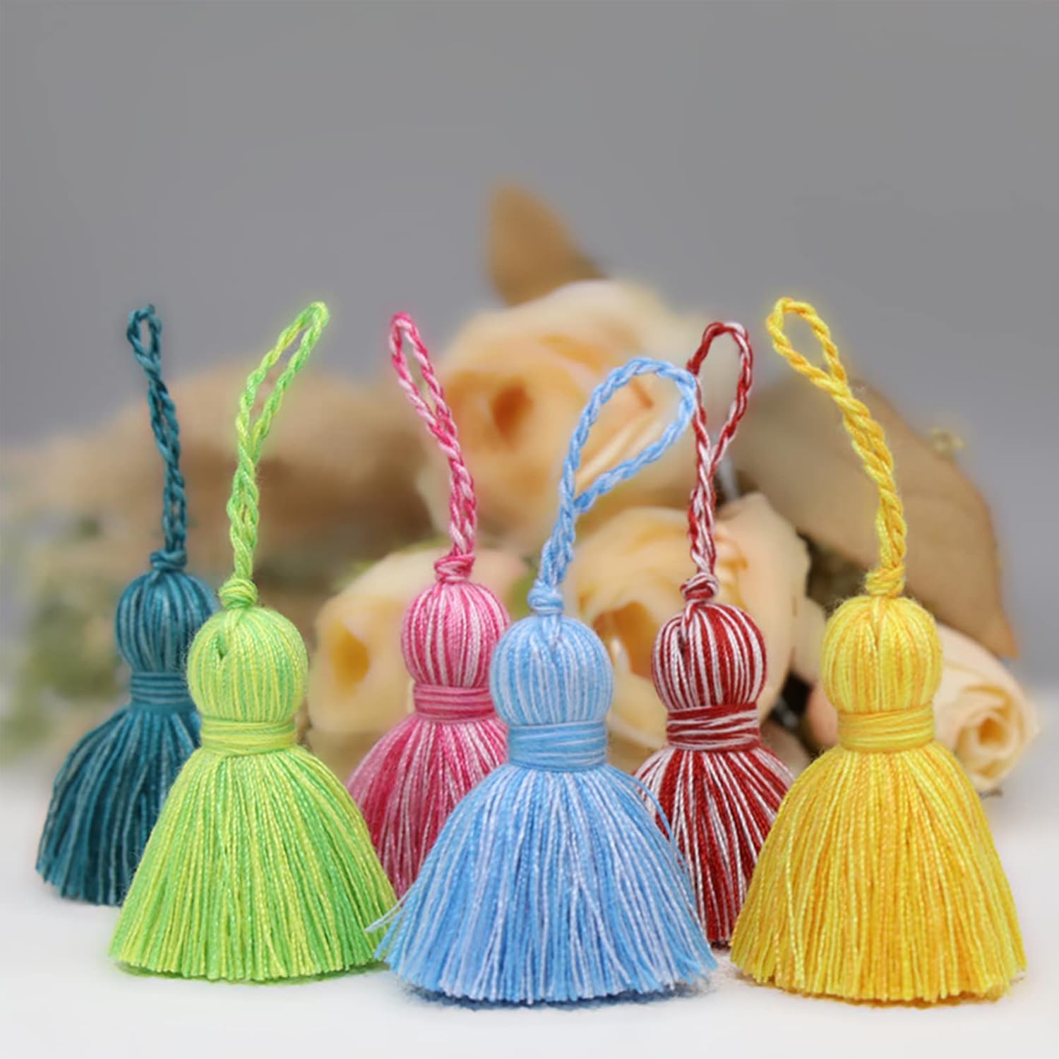 amokk Borlas pequeñas gruesas para marcapáginas con lazo para colgar, lindas borlas para manualidades, fabricación de joyas, 2.9 pulgadas, 24 piezas