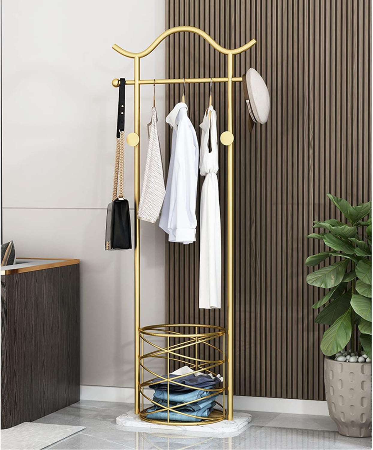 Perchero dorado con cesta de almacenamiento, base de mármol resistente y estable, soporte de exhibición de tienda de ropa para organización y ropa