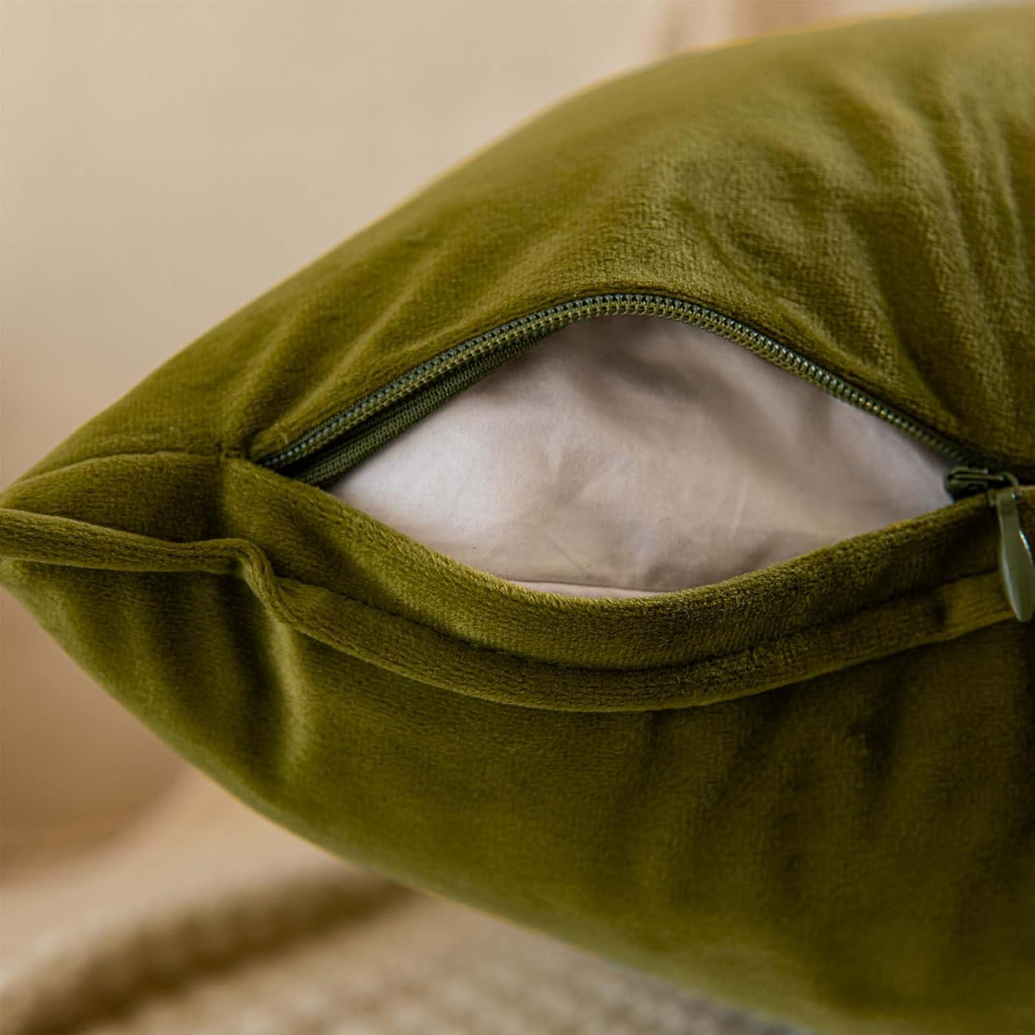 JUSPURBET Juego de 2 fundas de almohada decorativas de terciopelo verde oliva de 22 x 22 pulgadas, funda de cojín suave con cremallera invisible