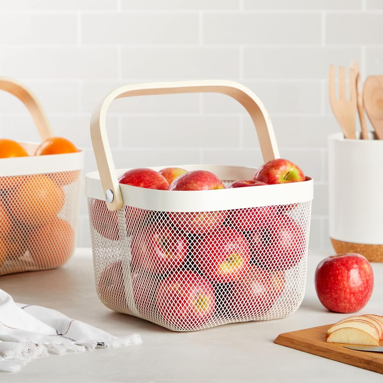 Juvale Cesta de frutas cuadrada de malla metálica con mango de madera para cocina, almacenamiento y organización de despensa (9.5 x 7 pulgadas,