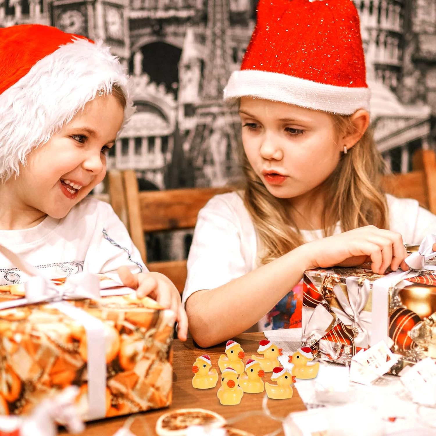 100 patos de resina de Navidad, mini patos de resina para decoración de pequeños patos con sombrero de Navidad, pequeño pato de resina en miniatura