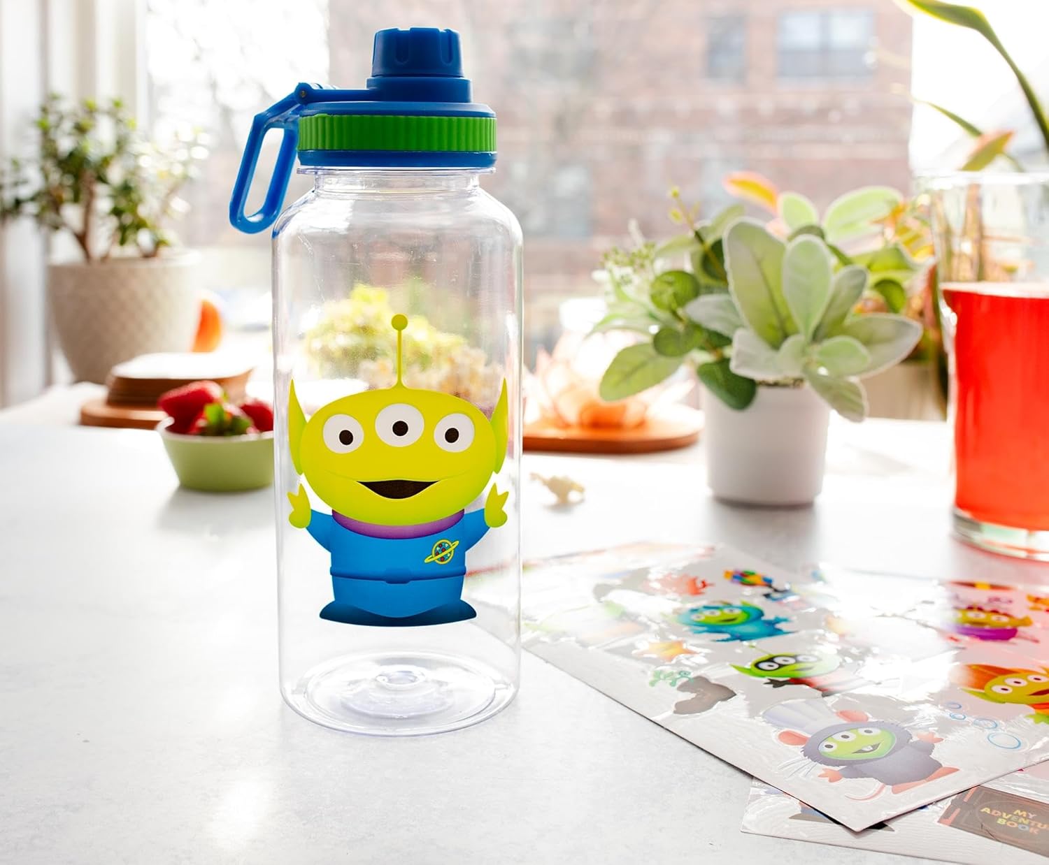 Silver Buffalo Disney Pixar’s Toy Story Alien Dressed Up As Pixar Characters Twist Spout Botella de agua de plástico con calcomanías You Stick