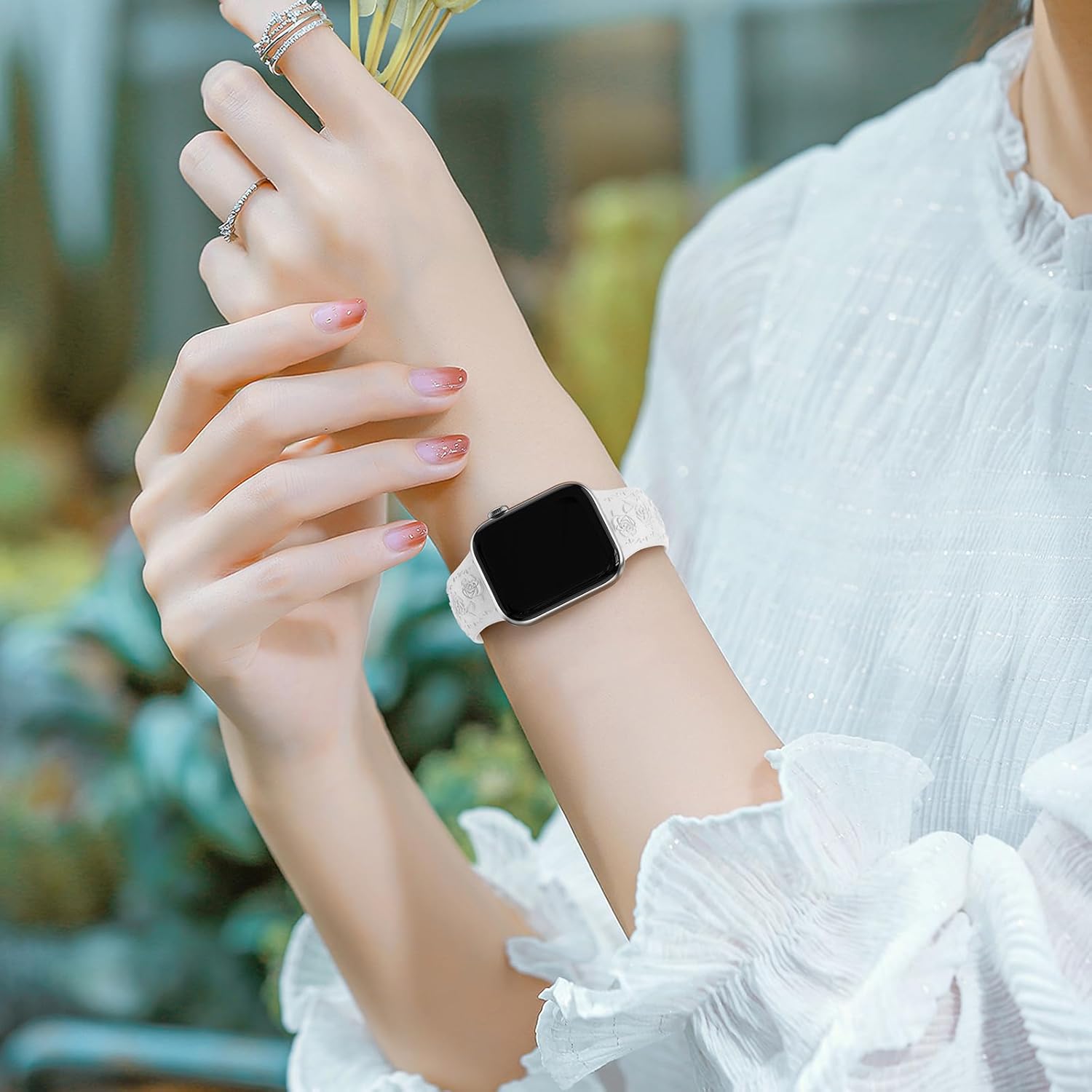 Correa de silicona suave con grabado floral compatible con Apple Watch Band de 1.575 in, 1.614 in, 1.496 in, 1.654 in, 1.732 in, 1.772 in y 1.929 in