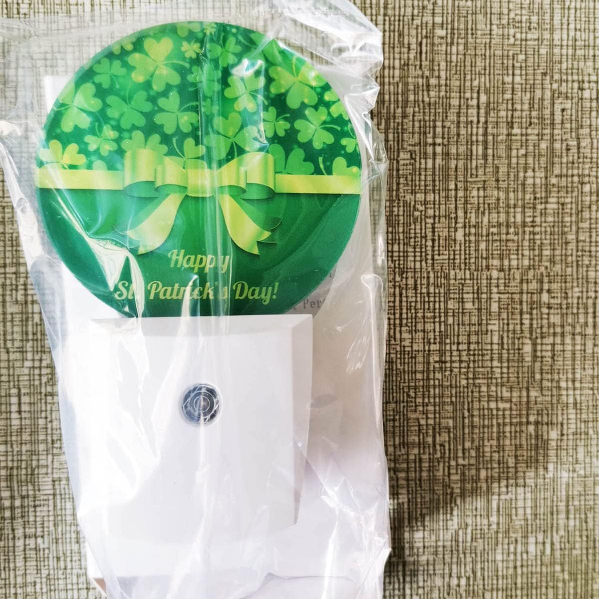 EKOBLA Regalo de San Patricio, luz nocturna de trébol, hojas de trébol verde, pajarita, luces nocturnas de la suerte, enchufe a la pared, sensor de