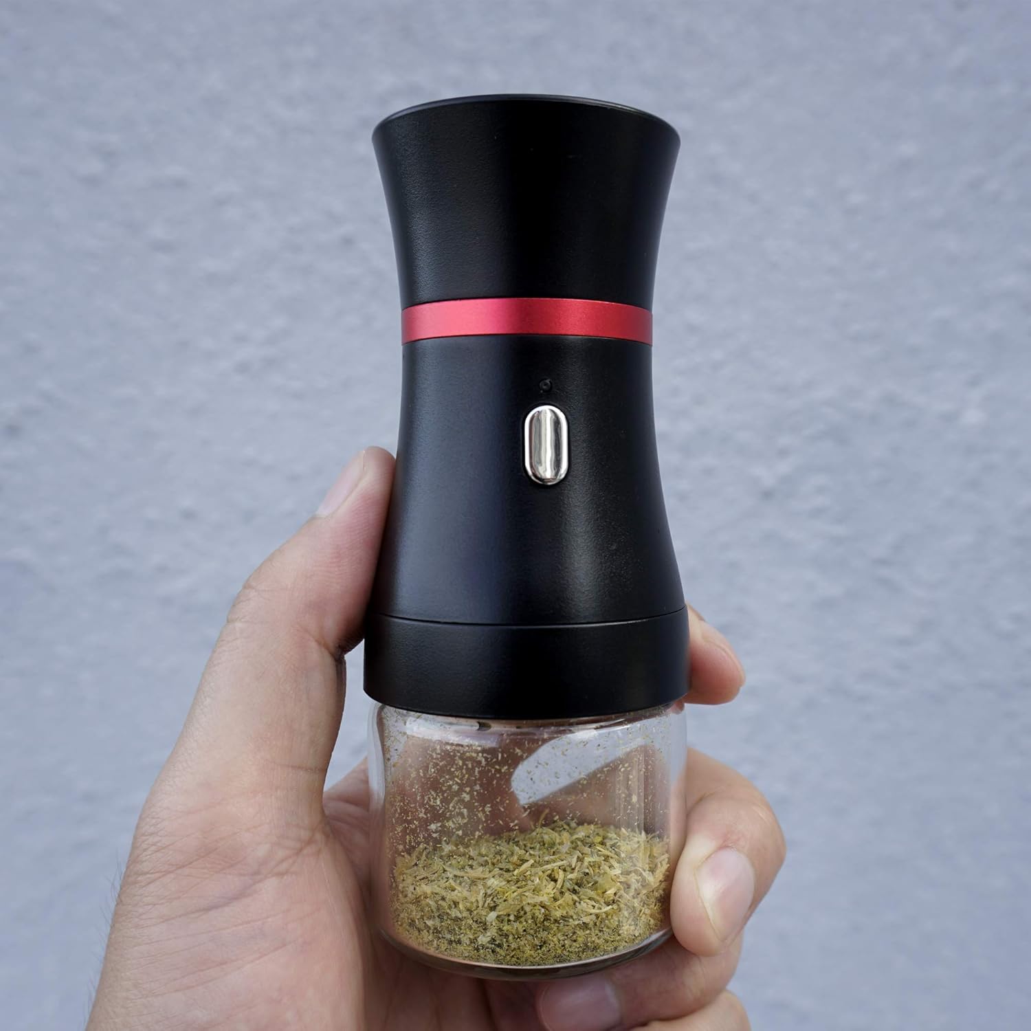 Sunseeke Molinillo eléctrico de hierbas con batería incorporada, 2 piezas de 1.7 oz de vidrio para hierbas, mini cámara portátil de color negro
