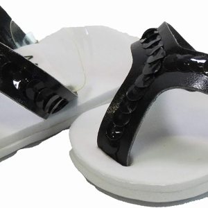 American Fashion World Chanclas de lentejuelas negras para muñecas de 18 pulgadas Calidad premium y diseño moderno Zapatos de muñeca Moda de American Fashion World Chanclas de lentejuelas negras para muñecas de 18 pulgadas Calidad premium y diseño moderno Zapatos de muñeca Moda de