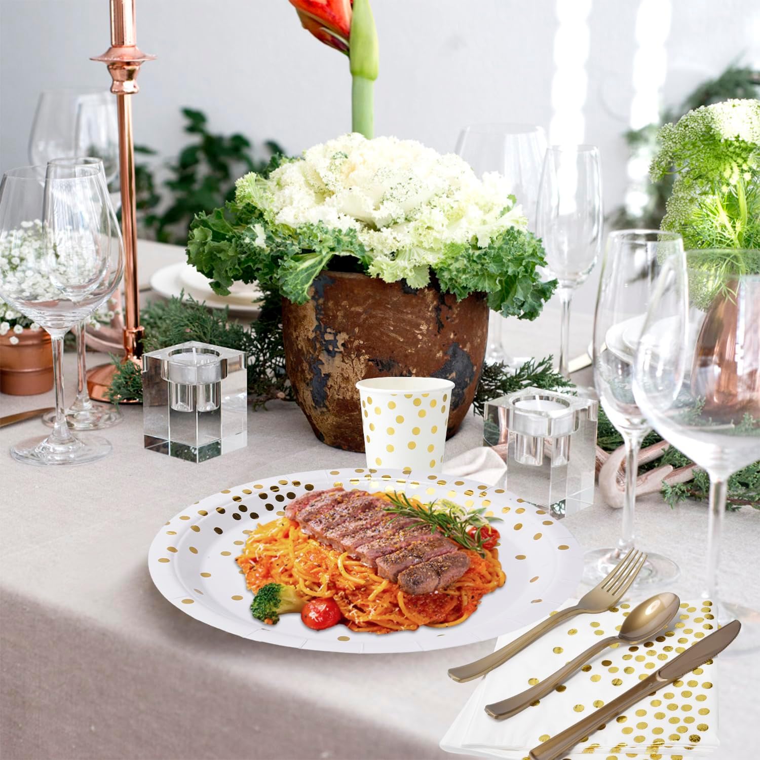 Suministros de fiesta blancos y dorados, juego de vajilla desechable de 168 piezas para 25, platos de papel blanco, servilletas, vasos, tenedores de