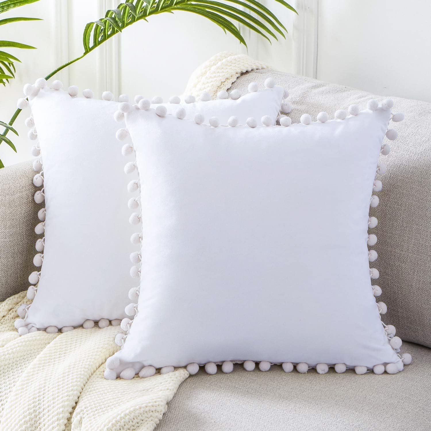 Top Finel juego de 2fundas de almohada decorativas con pompones, de terciopelo suave, lisas, para sofá, dormitorio o automóvil, 18 x 18pulgadas,