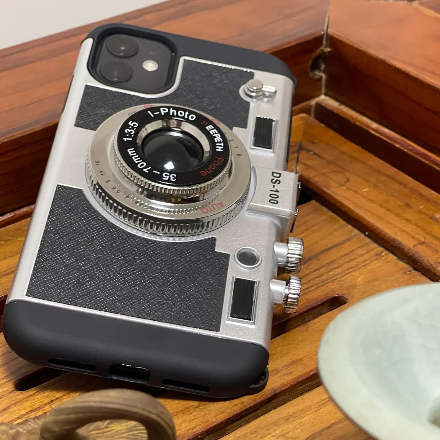 Mscomft Funda para teléfono Emily in Paris, funda vintage para iPhone 15 Pro, diseño de cámara vintage 3D que parece una cámara, con cordón largo
