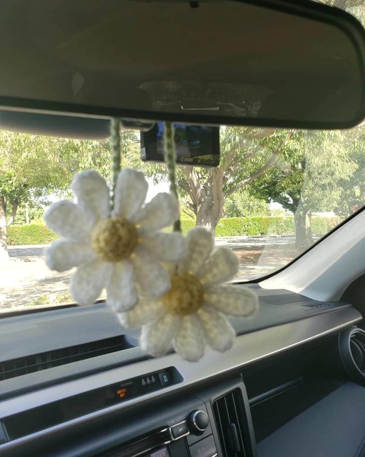 Accesorios de automóvil con margaritas de ganchillo para mujeres y niñas, bonitos dijes colgantes para espejo retrovisor, hechos a mano, margaritas,