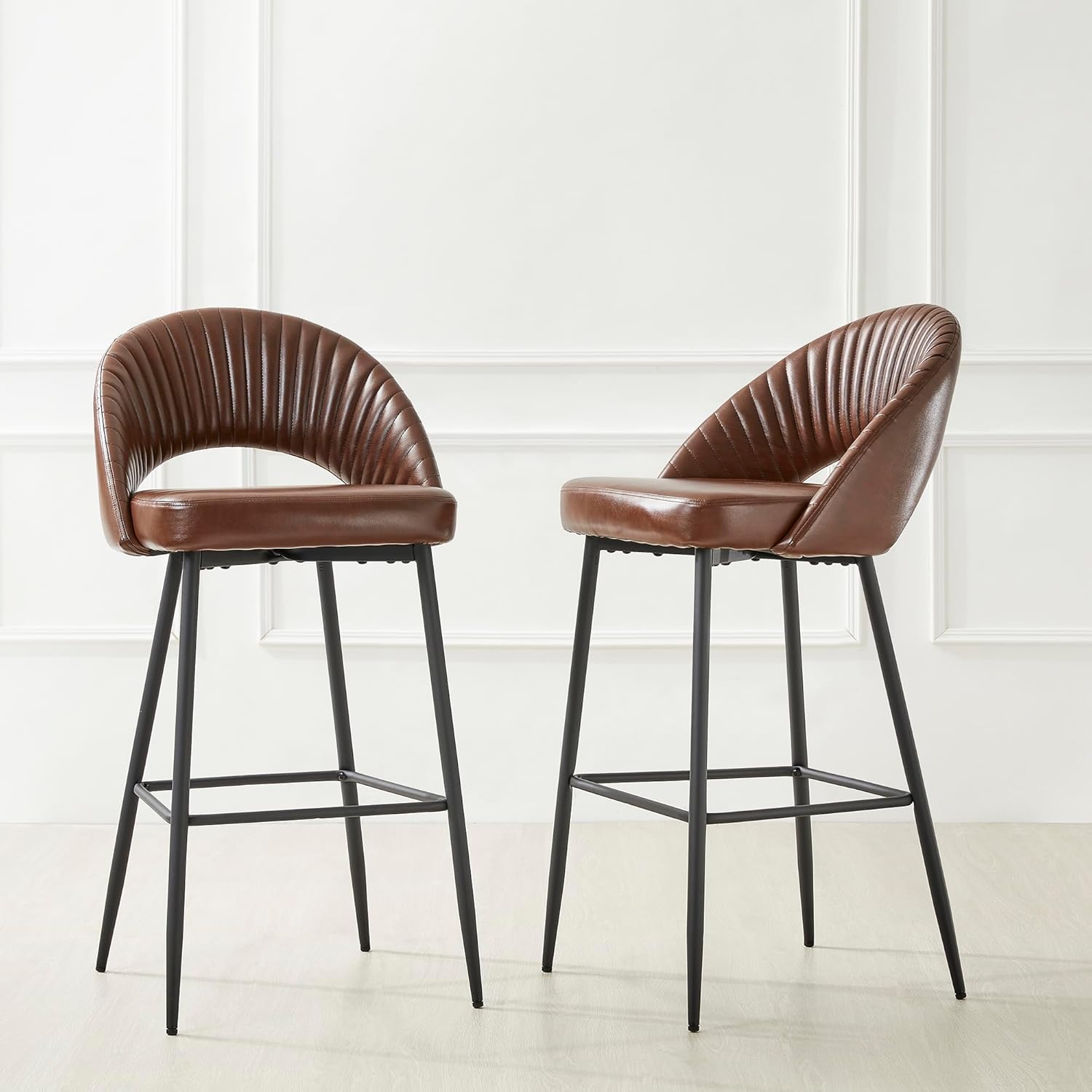 glitzhome Juego de 2 taburetes altos modernos de piel sintética, taburetes de bar altos de respaldo medio con patas cónicas de metal, sillas de bar